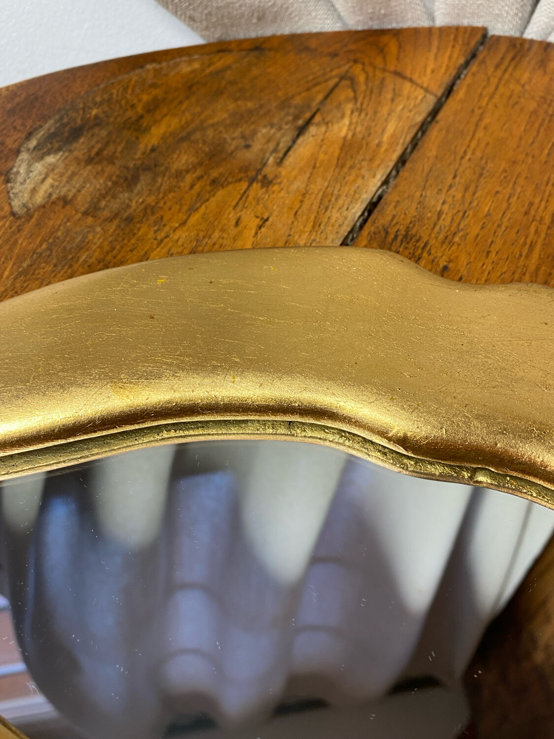 “Lips” mirror in plaster gilded with gold leaf