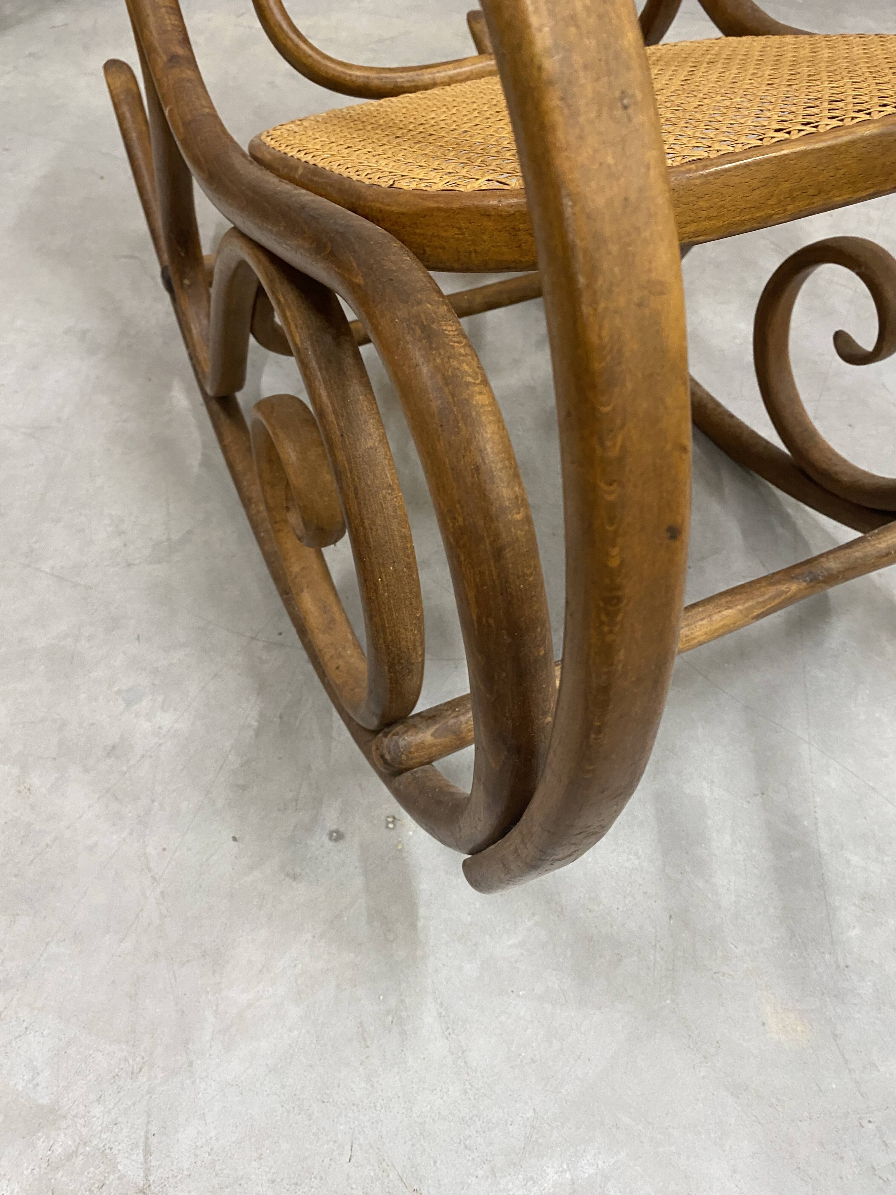 Rocking chair Thonet en bois courbé et cannage
