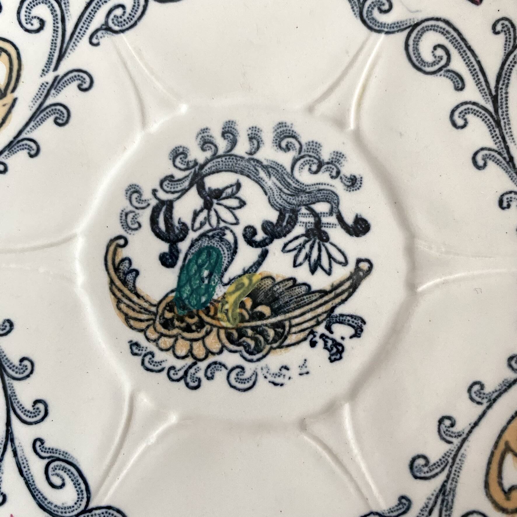 Assiettes en terre de fer polychrome Longwy modèle "chinois"