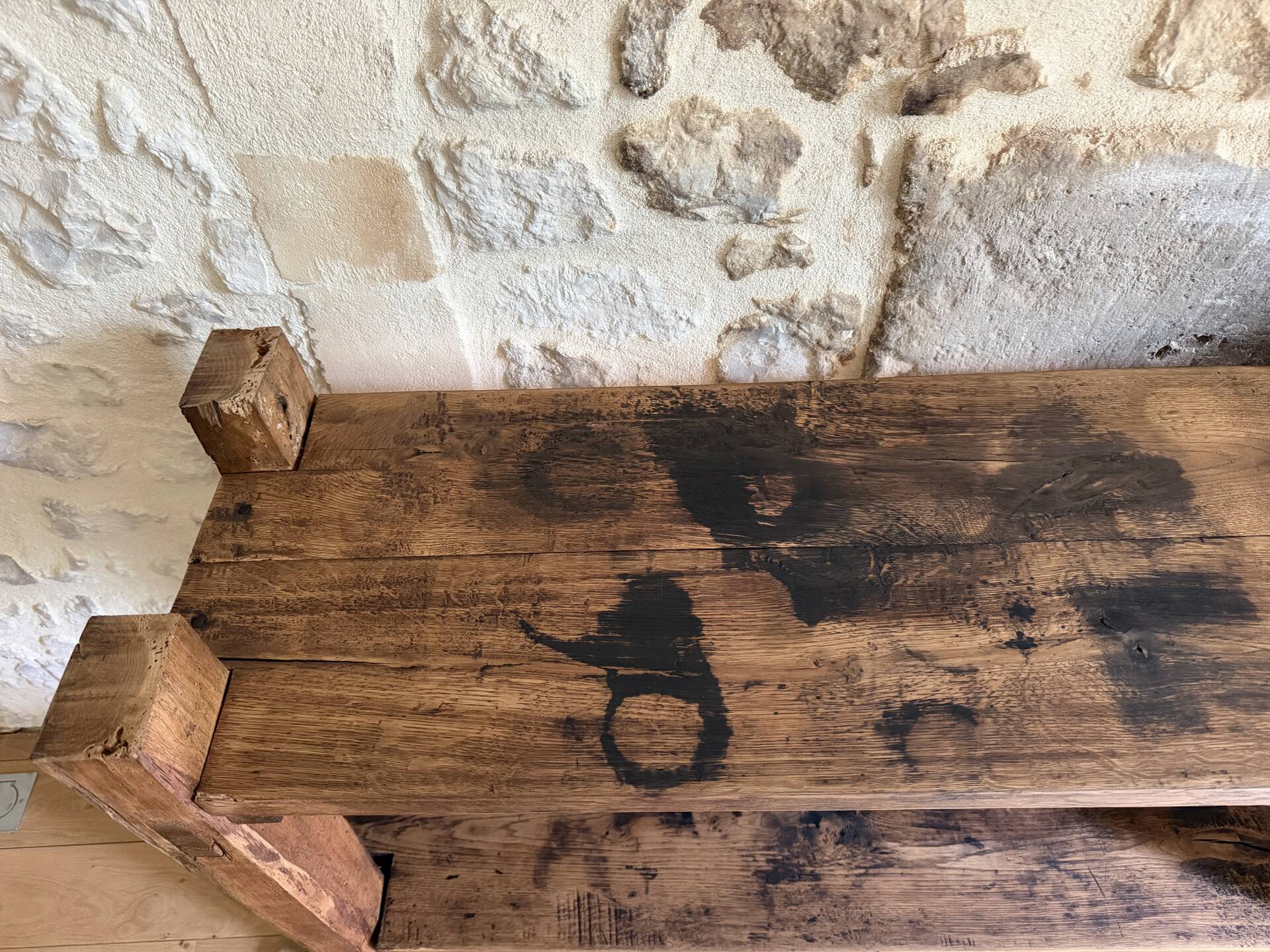 Étagère sur pieds en bois brut, art populaire