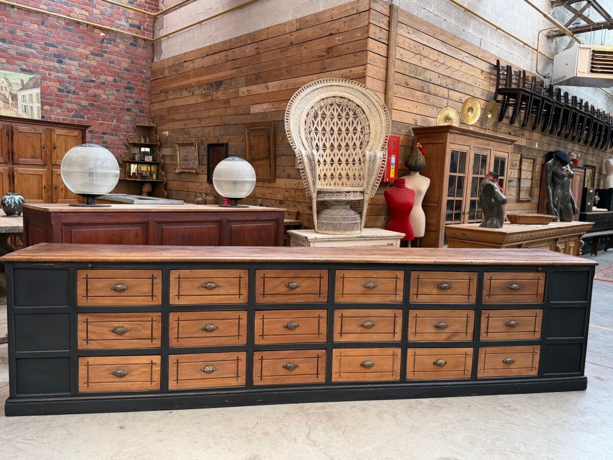 Immense workshop furniture from the early 20th century.