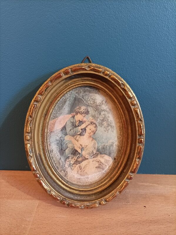 Oval frame wood gilded stucco patinated couple