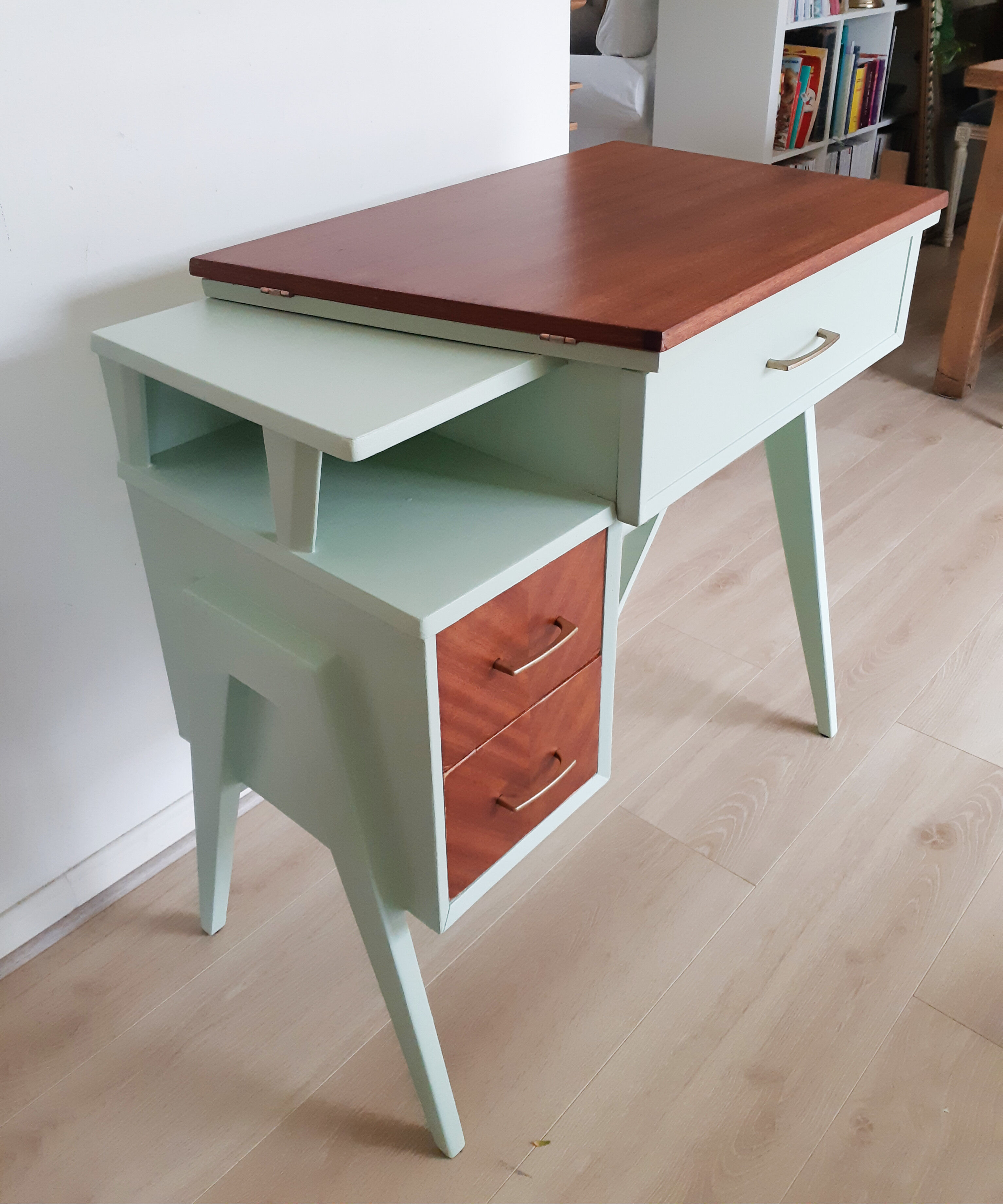 Bureau en bois vintage années 50 vert d'eau pieds compas
