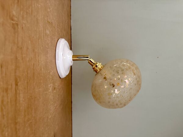 Applique globe vintage en verre granité ambré