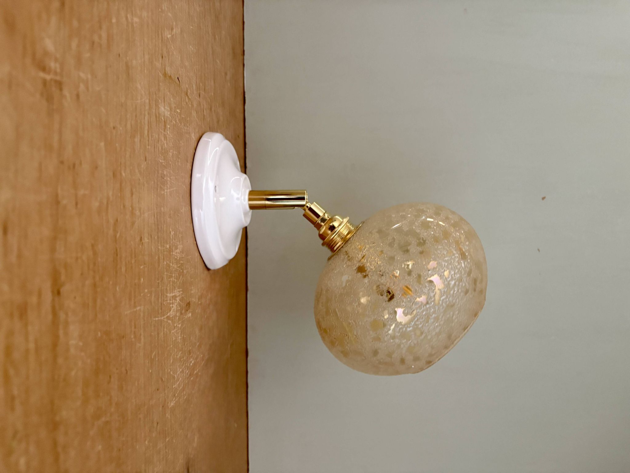 Applique globe vintage en verre granité ambré