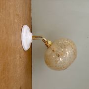 Applique globe vintage en verre granité ambré