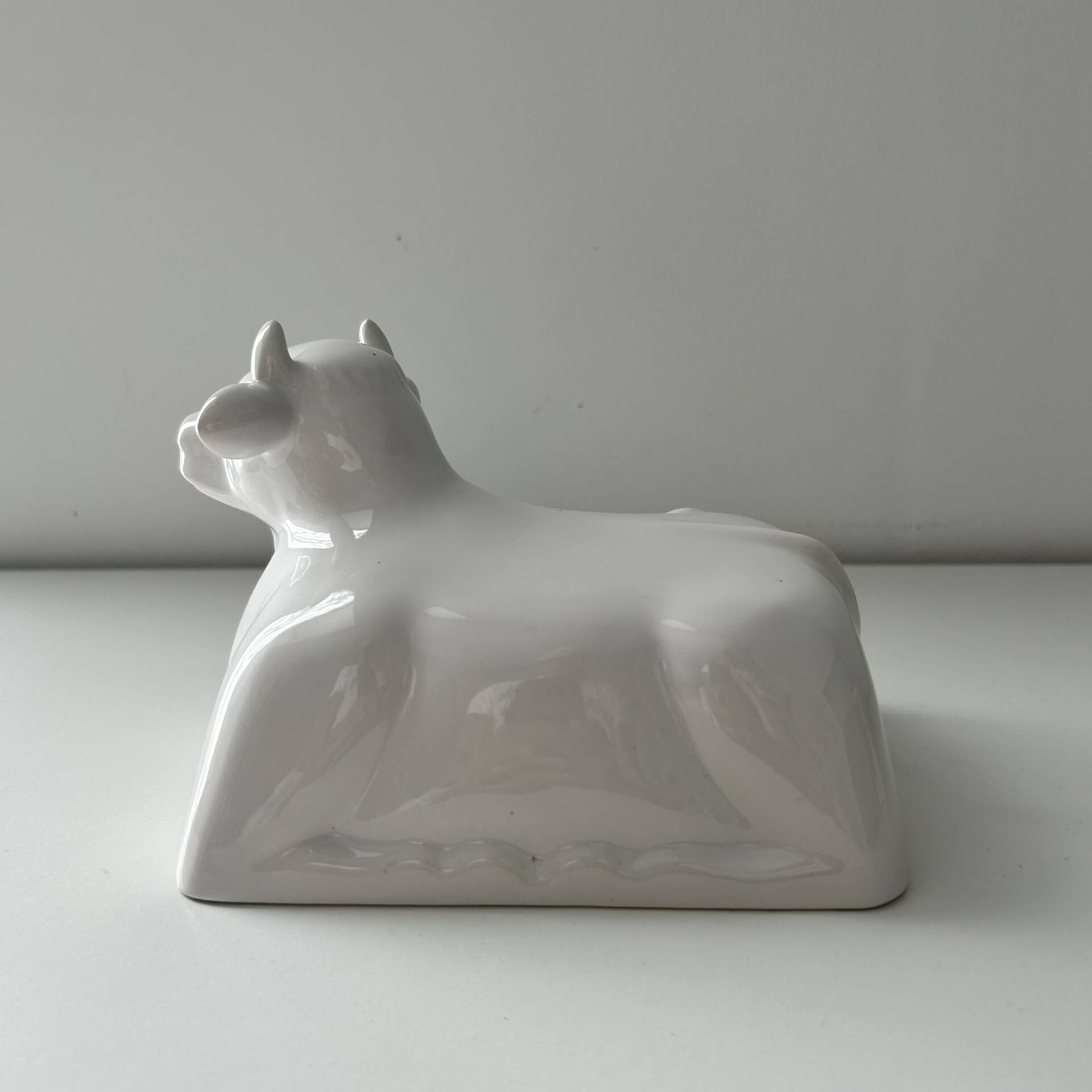 Cloche à beurre en porcelaine