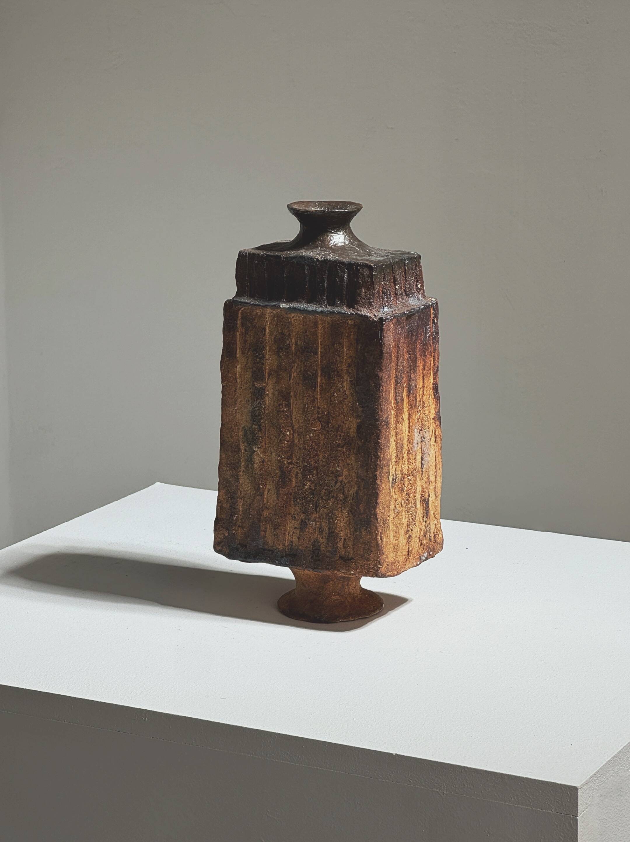 Vase géométrique par Gérard Brossard, La Borne