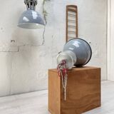 Paire de lampes industrielles.