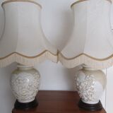 Paire de lampes en porcelaine émaillée en relief, motif asiatique