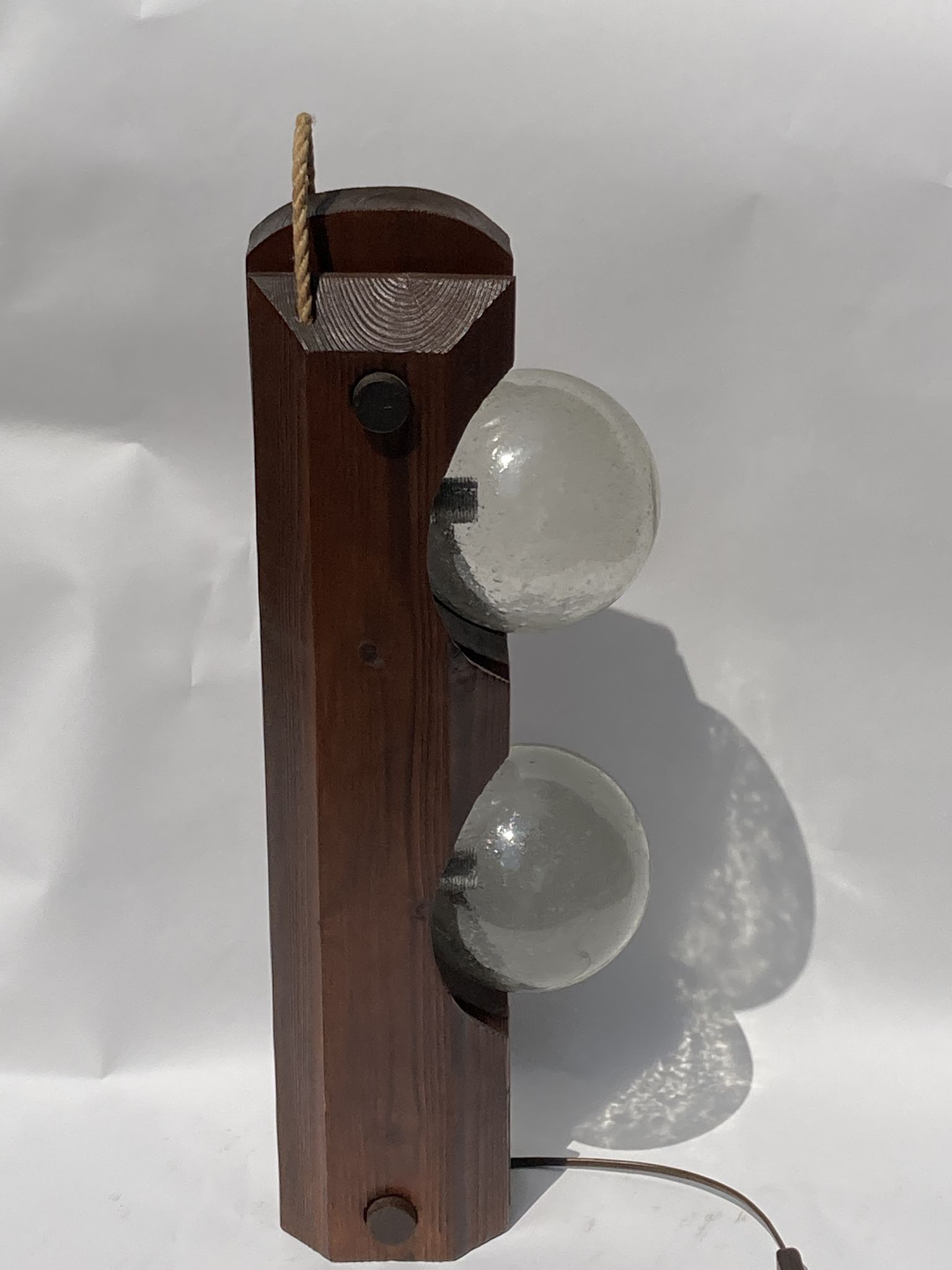 Lampadaire en bois par Temde