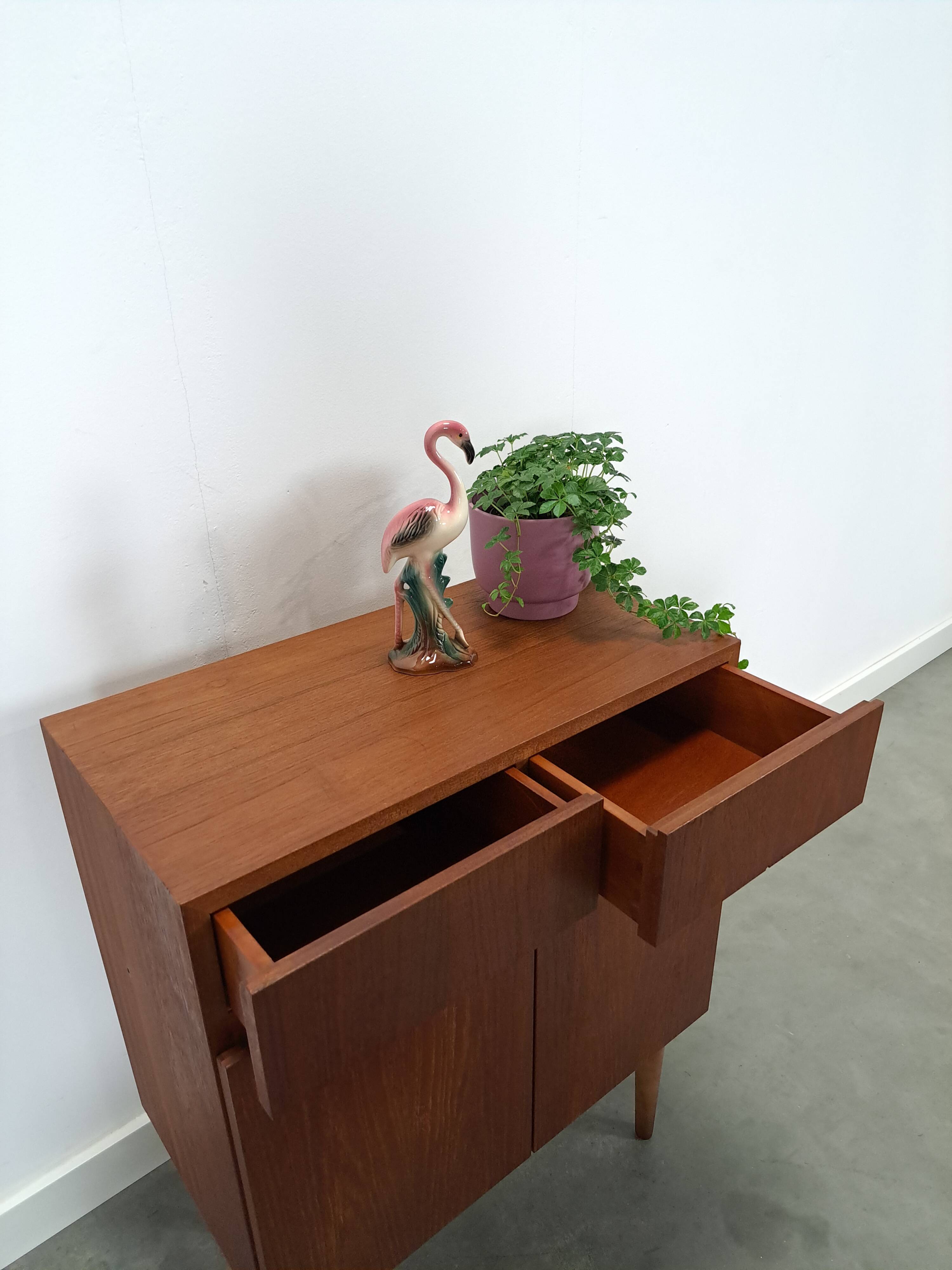 Teak fineer kastje met lades, nr. 2