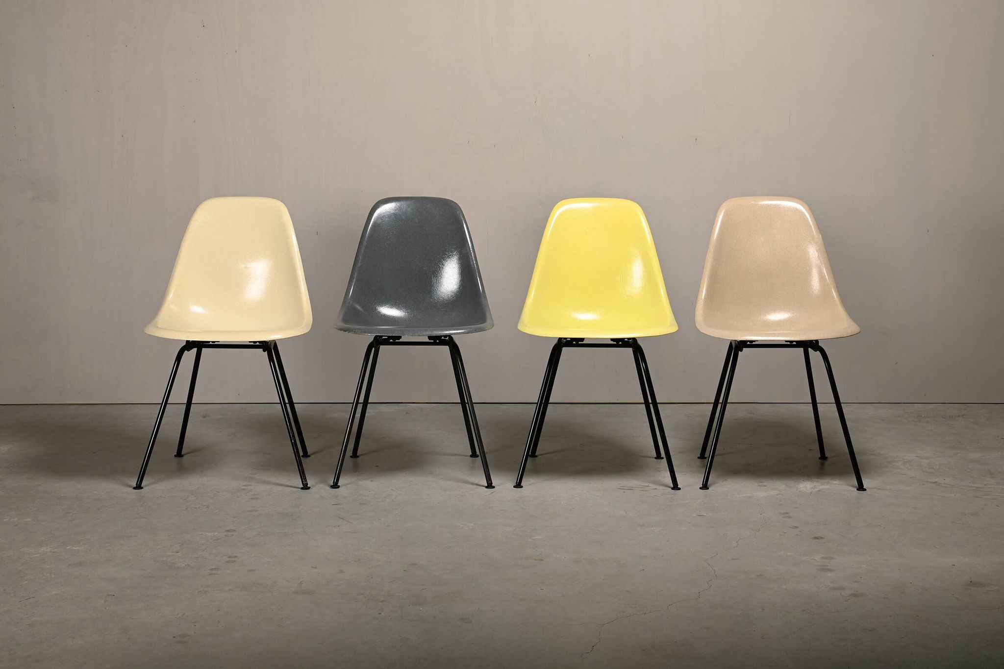Ensemble de chaises d'appoint en fibre de verre Charles & Ray Eames DSX multicolores pour Herman Mi