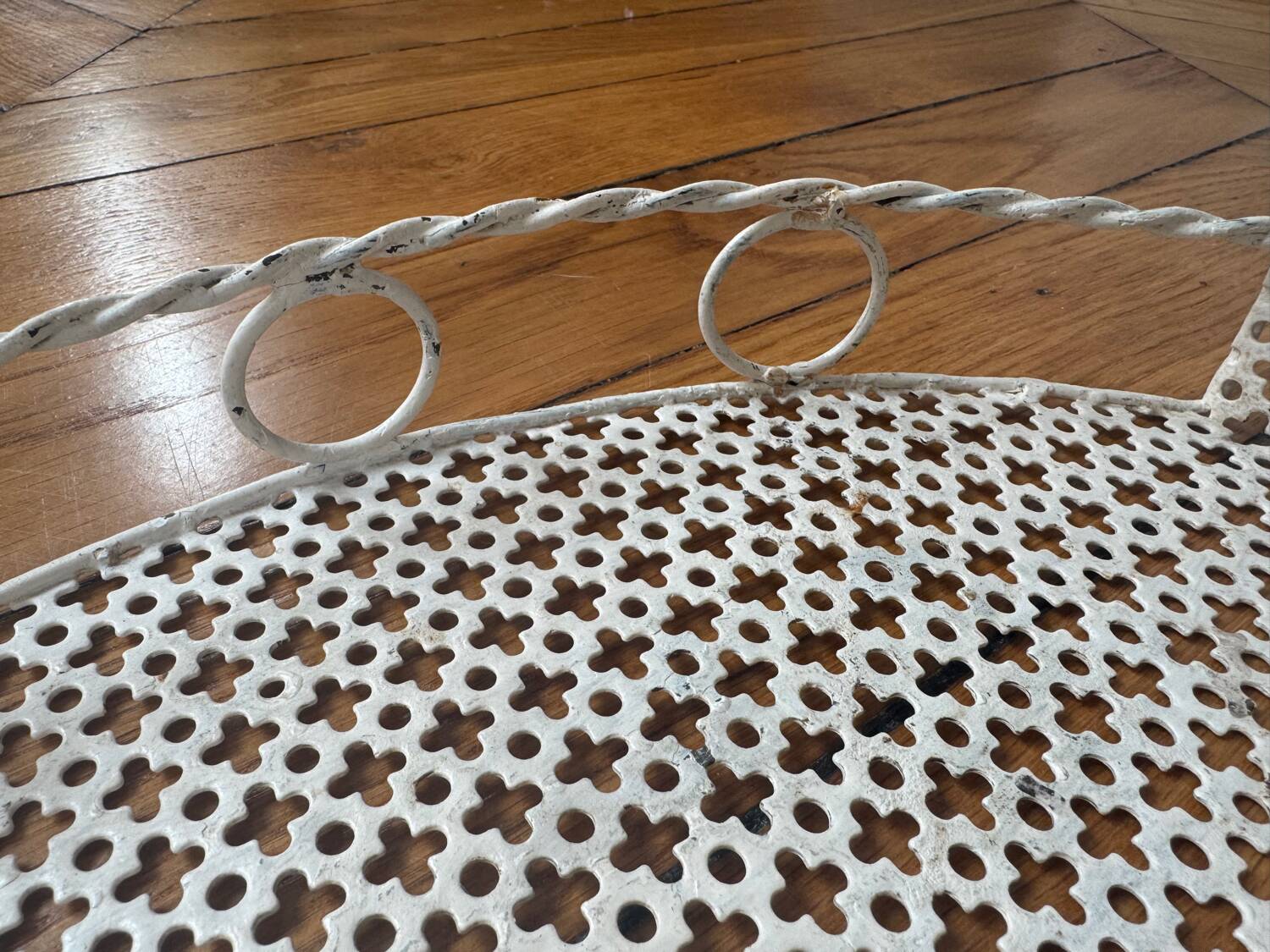 Plateau oval en métal perforé
