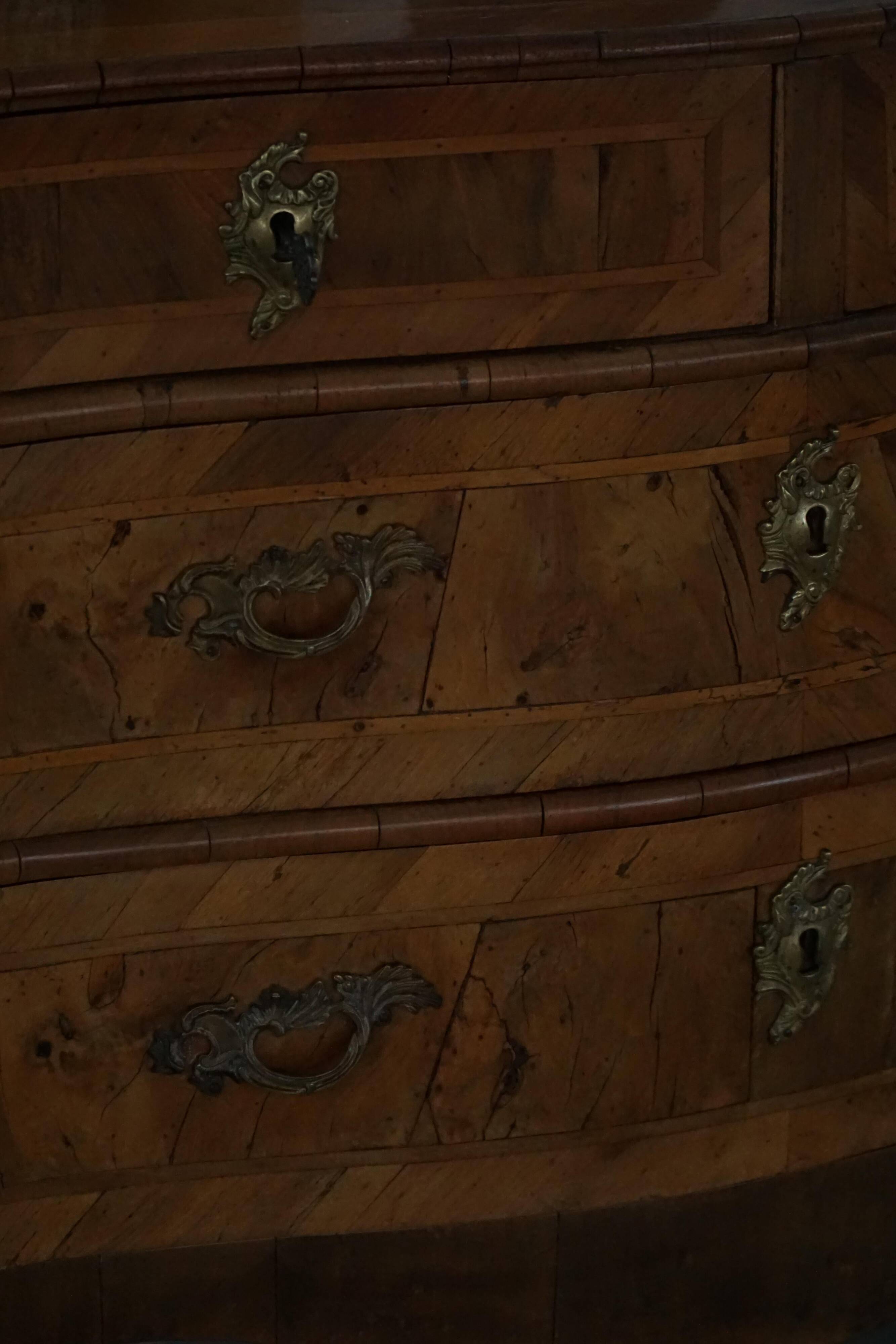 18ème siècle, commode danoise baroque serpentine antique en noyer