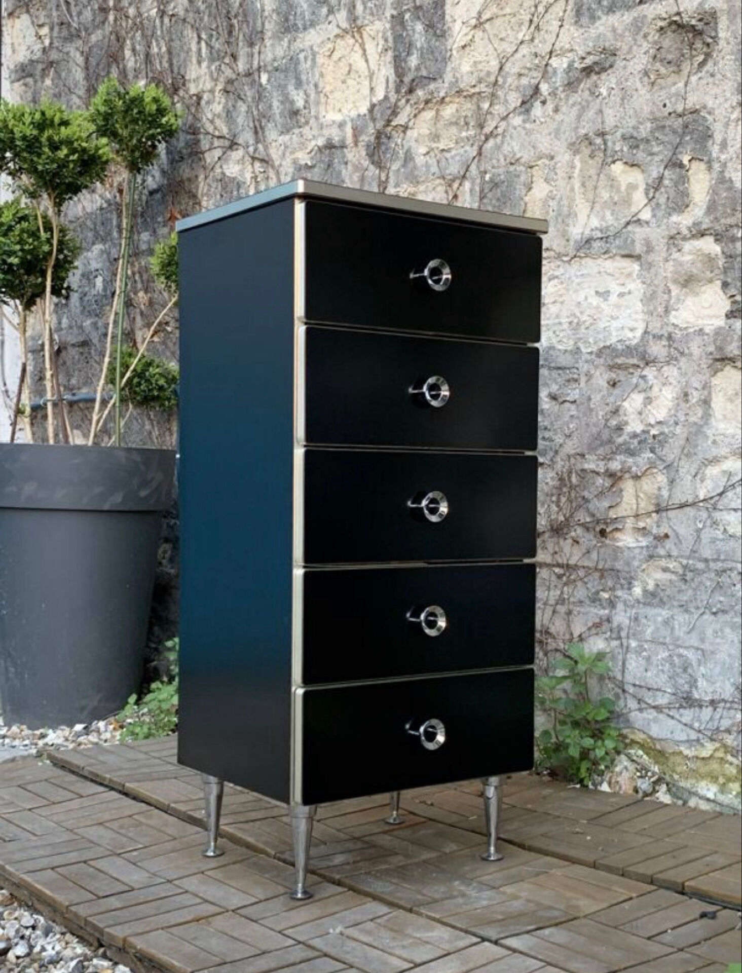 Chiffonnier vintage noir satiné et poignées chromées 1970
