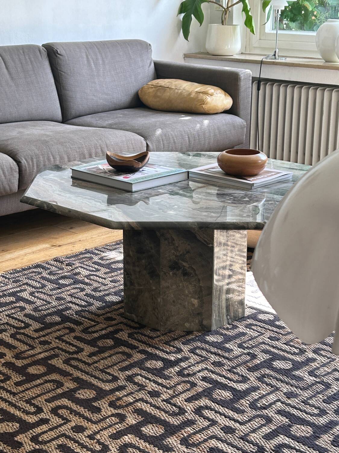 Table basse octogonale en marbre vintage italien en vert gris chaud