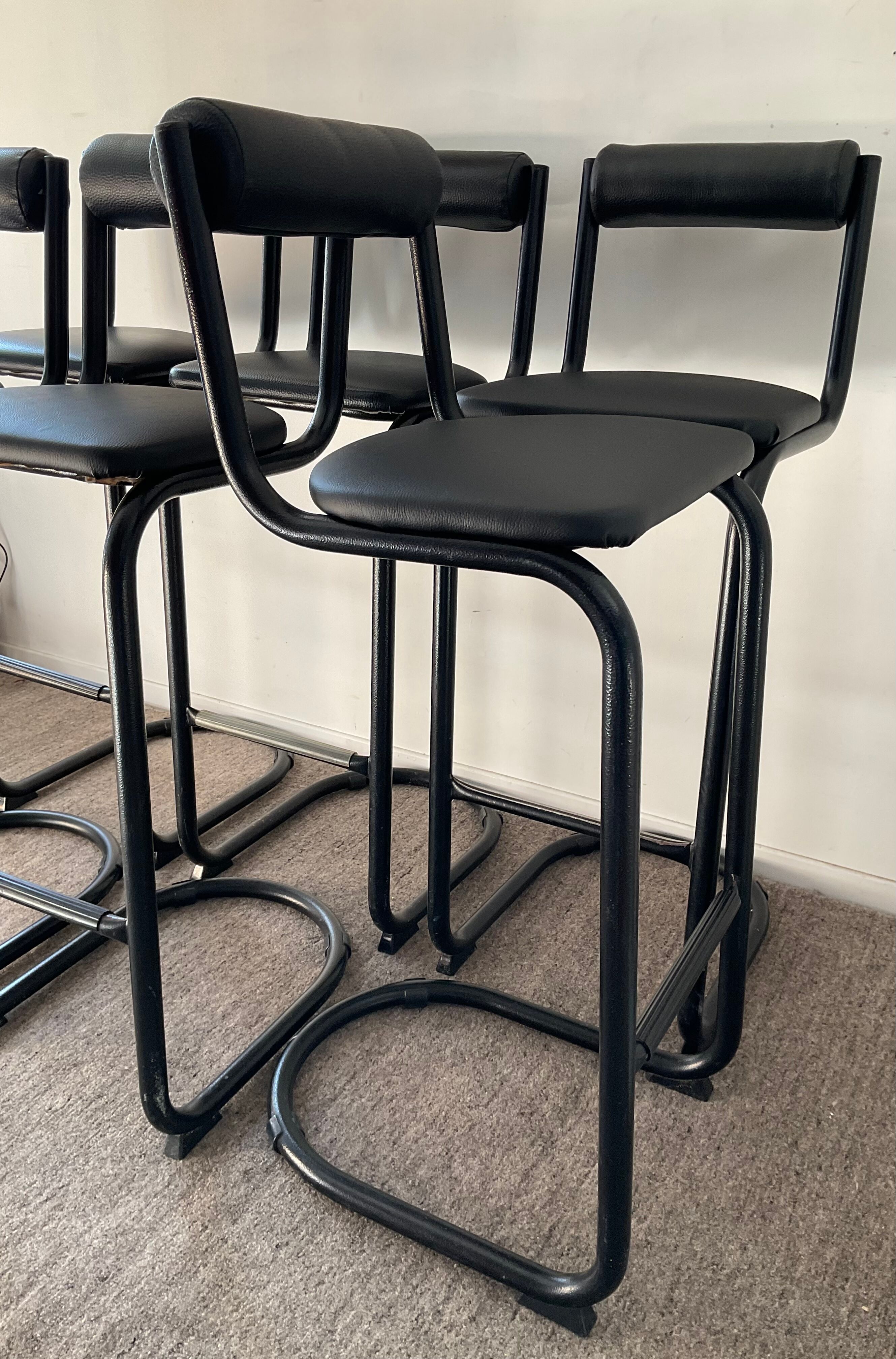 Série de 6 tabourets tubulaire et skaï, années 70- 80