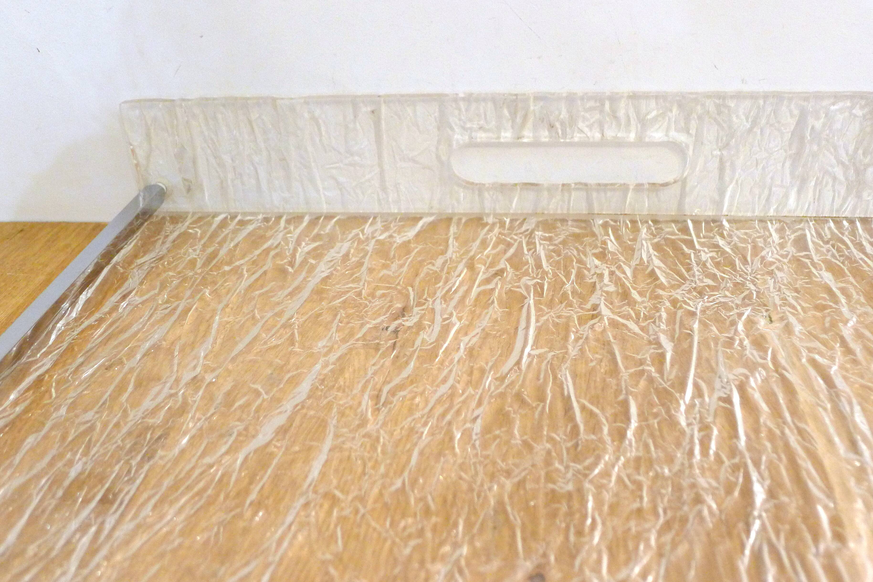 Large plateau 1970s in crumpled/frosted plexiglass & chrome strips