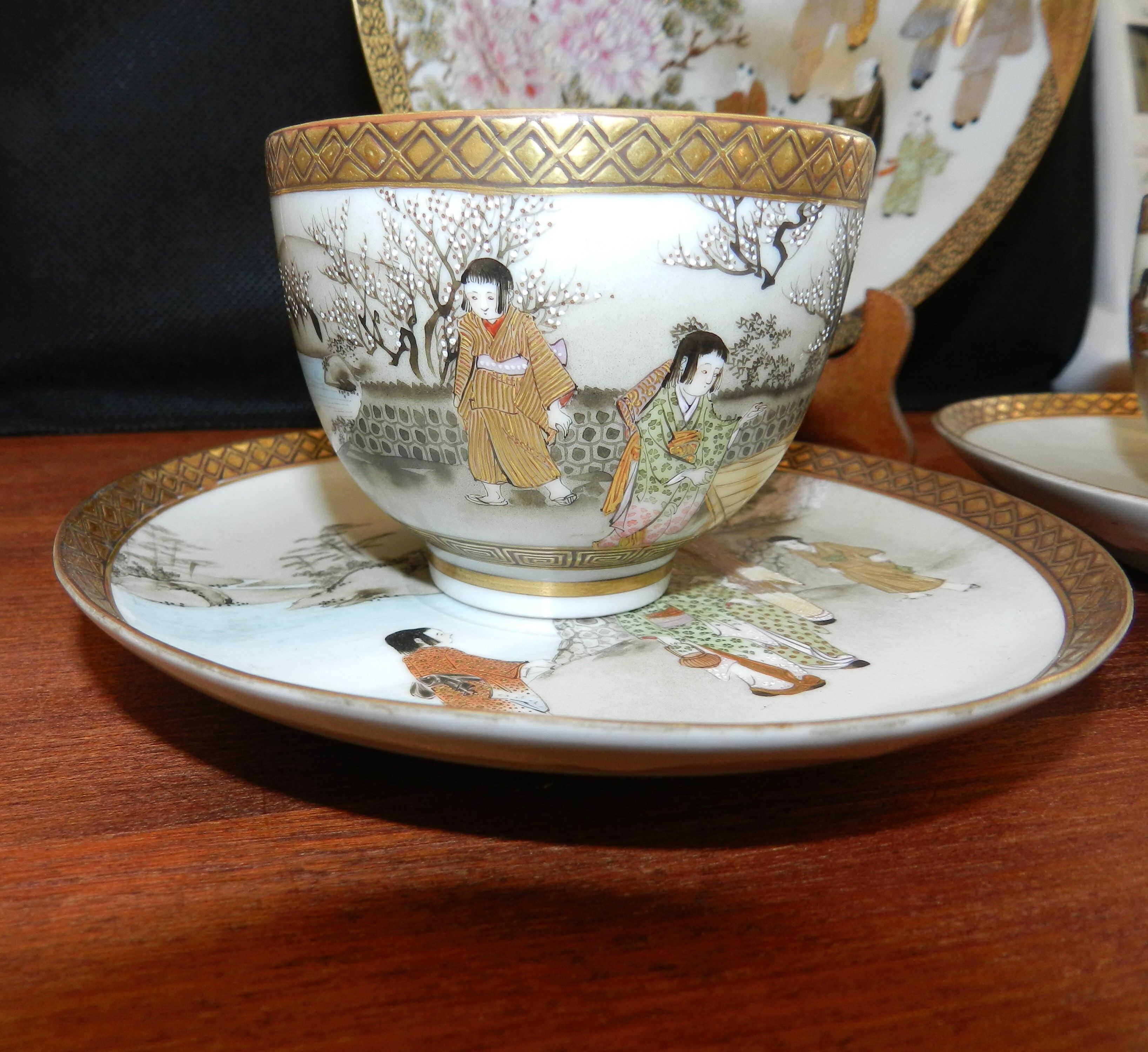 Set of 3 pieces head to head in fine Chinese porcelain with decoration scenes of Palace