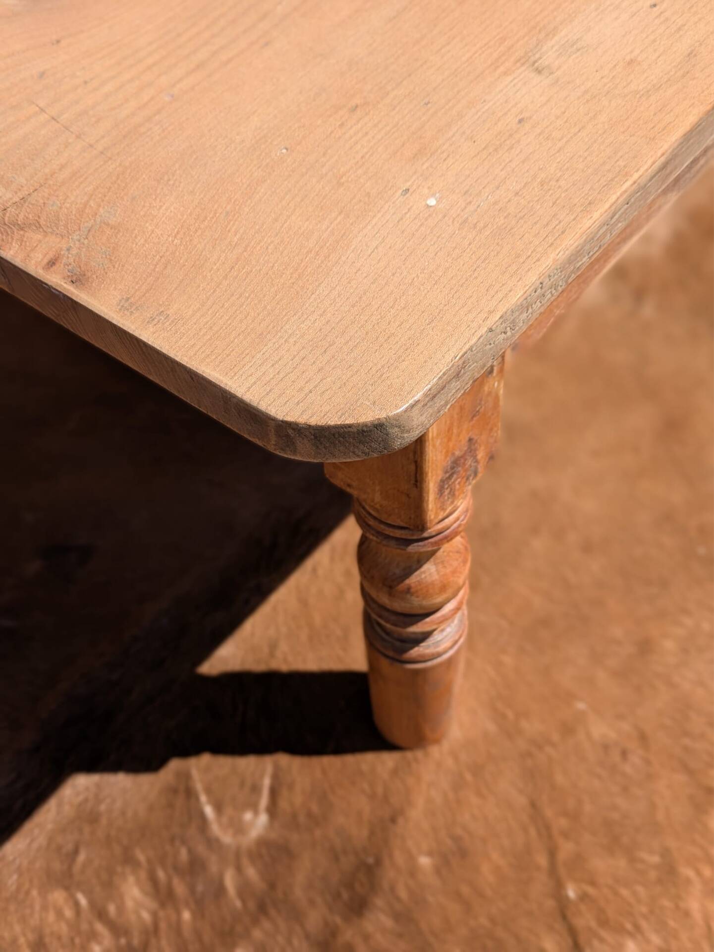 Coffee table with turned legs