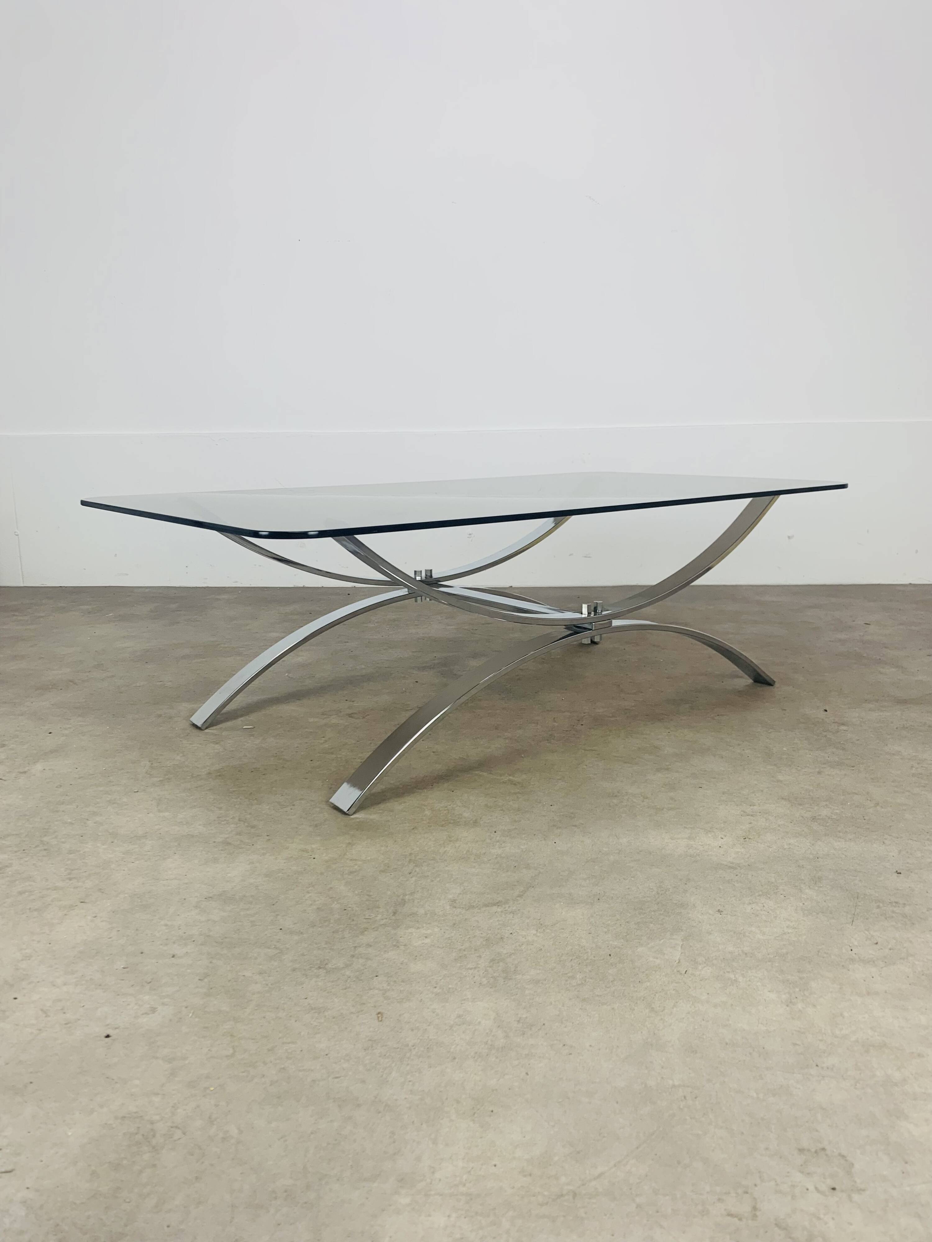Table basse en verre fumé et chrome, années 70