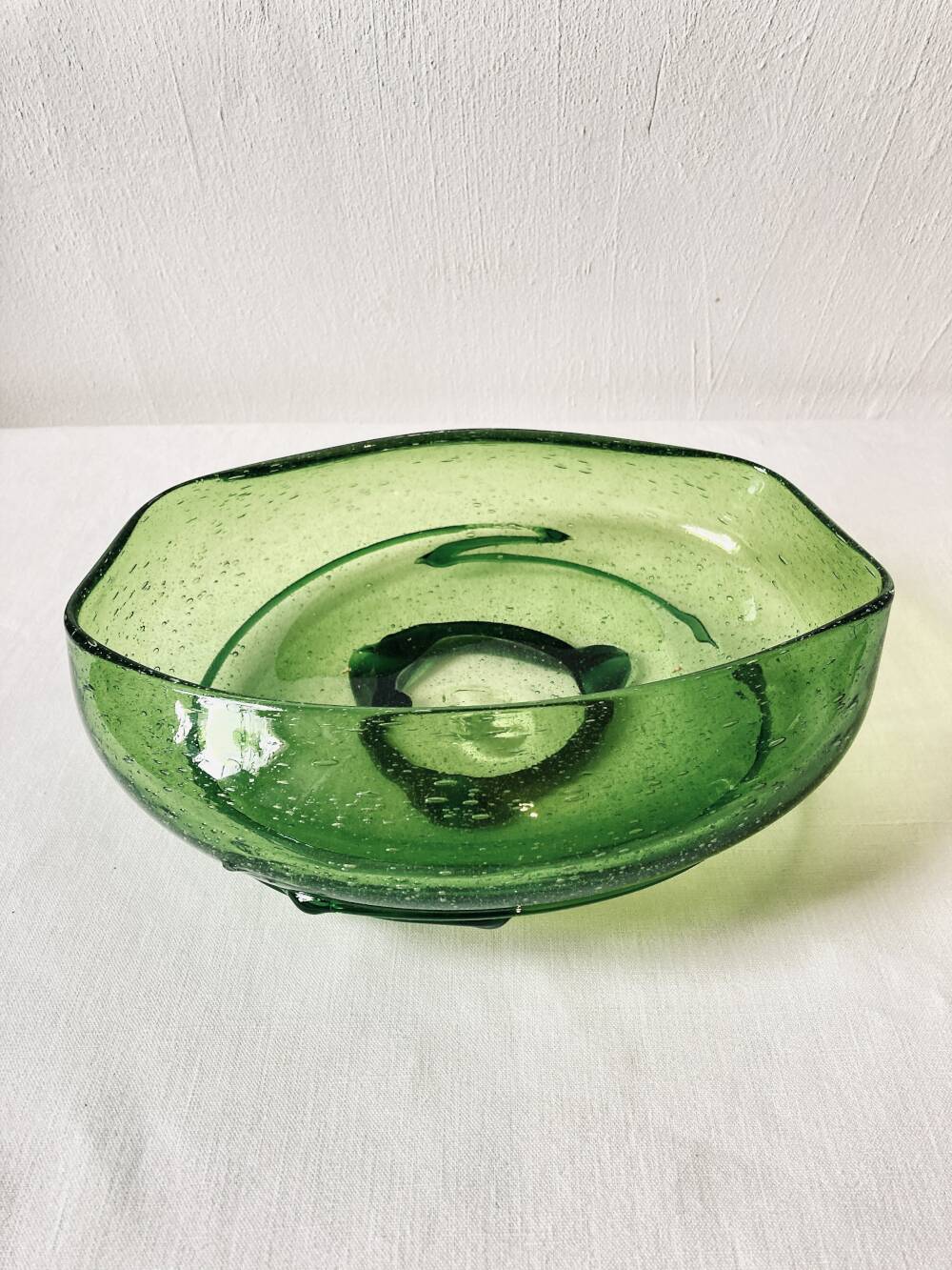 Coupe creuse en verre bullé soufflé, fabrication artisanale