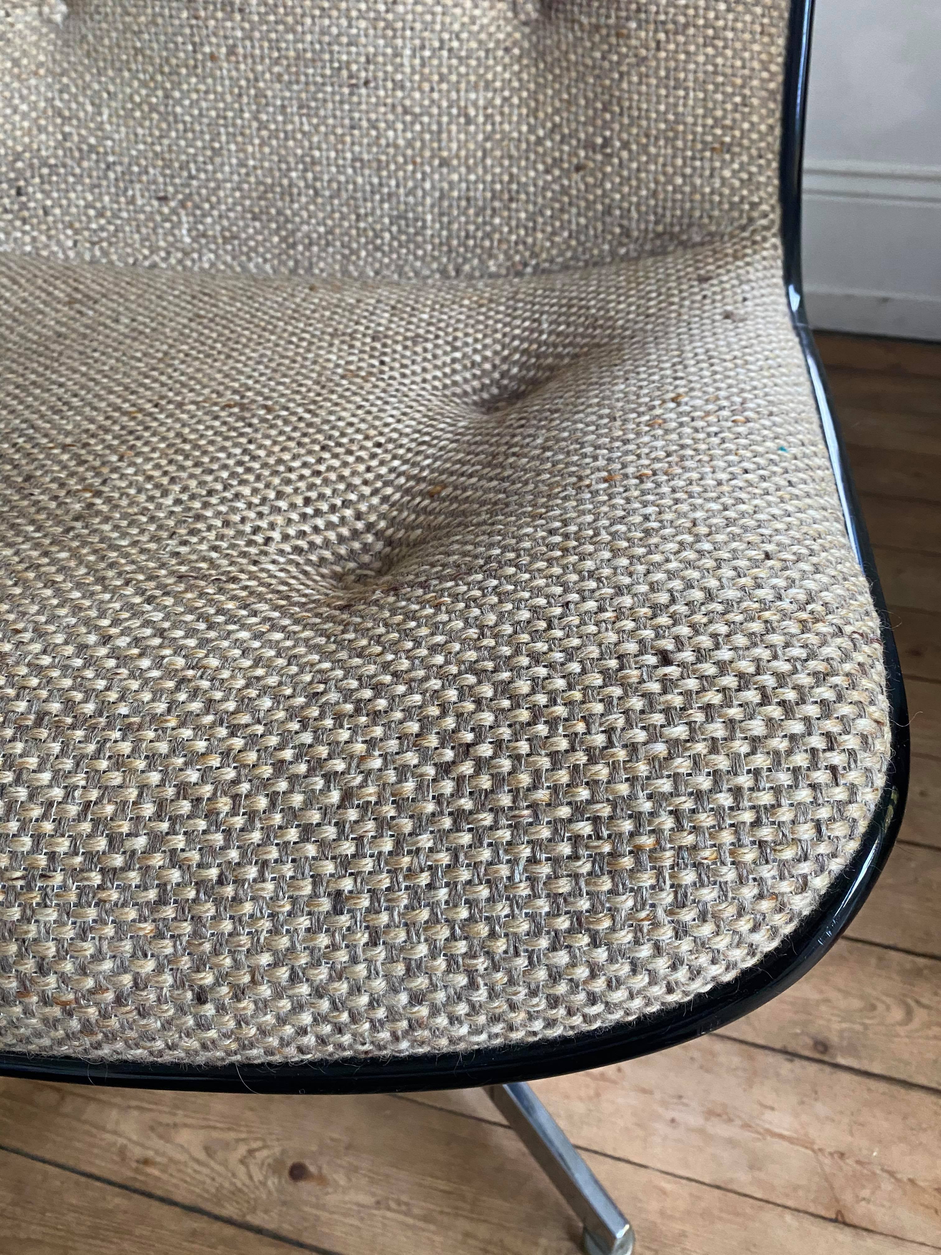 Fauteuil design en plastique, chrome et matière naturelle 60s 70s