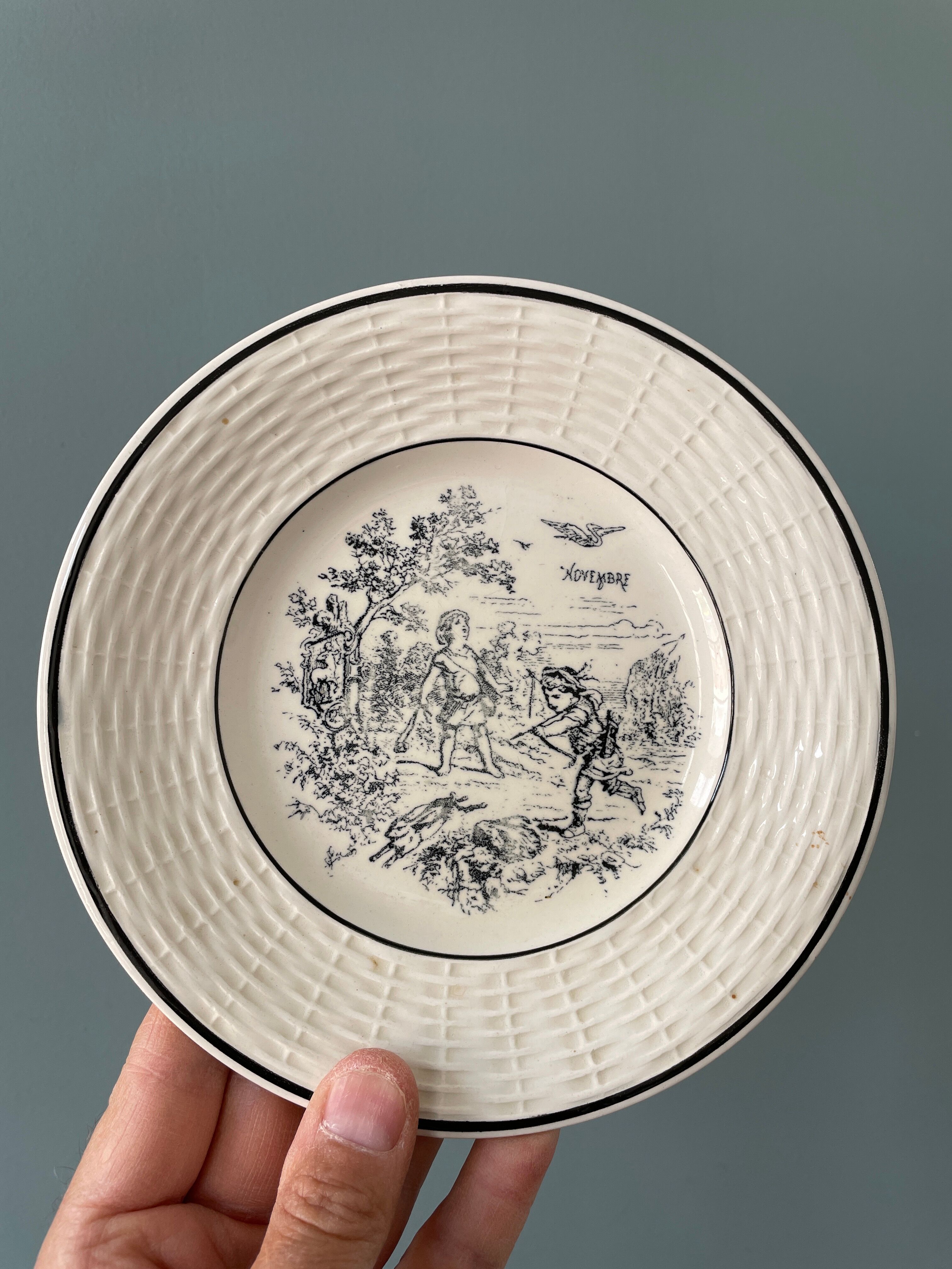 Lot de 12 petites assiettes Digoin Sarreguemines, « Les Mois »