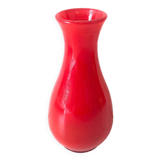 Vase rouge en verre