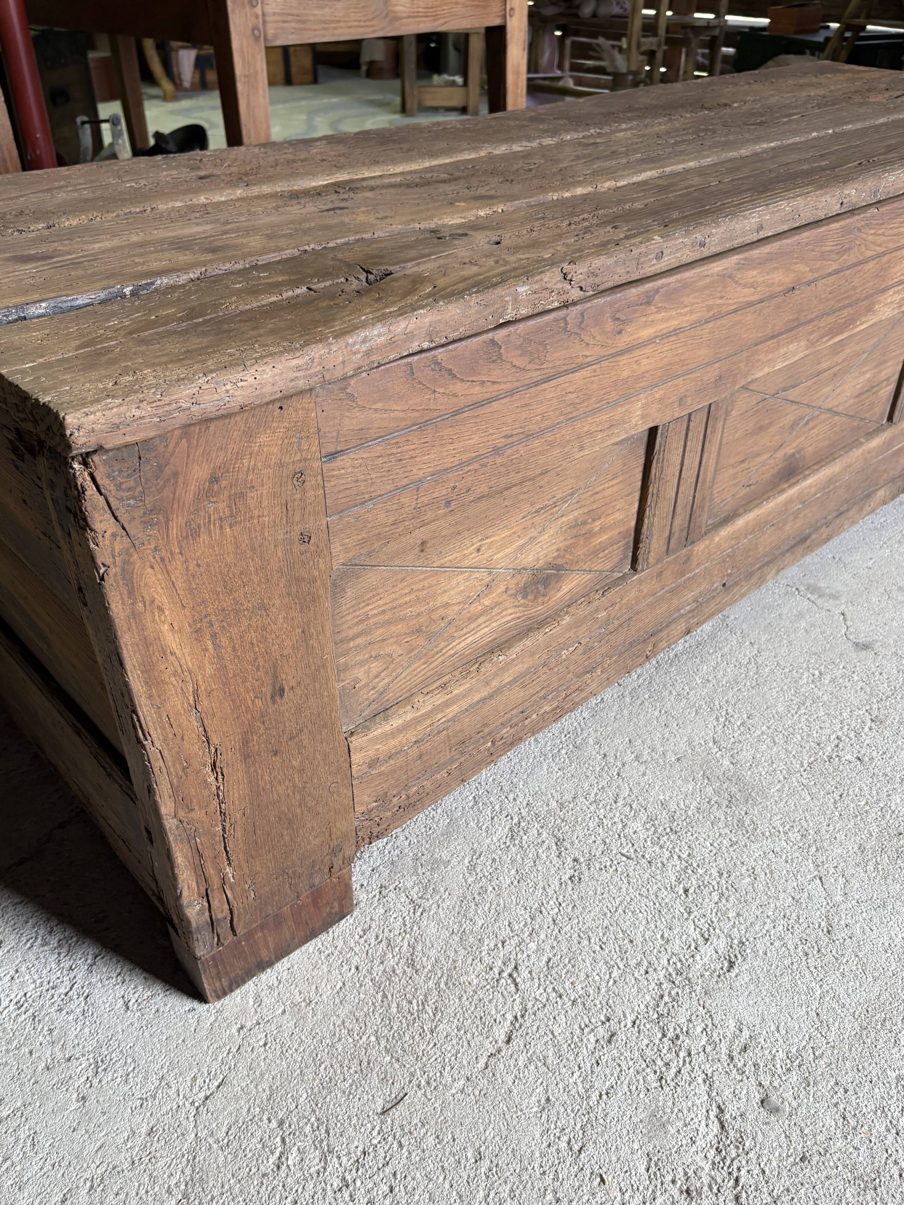 Maie ancienne en bois massif