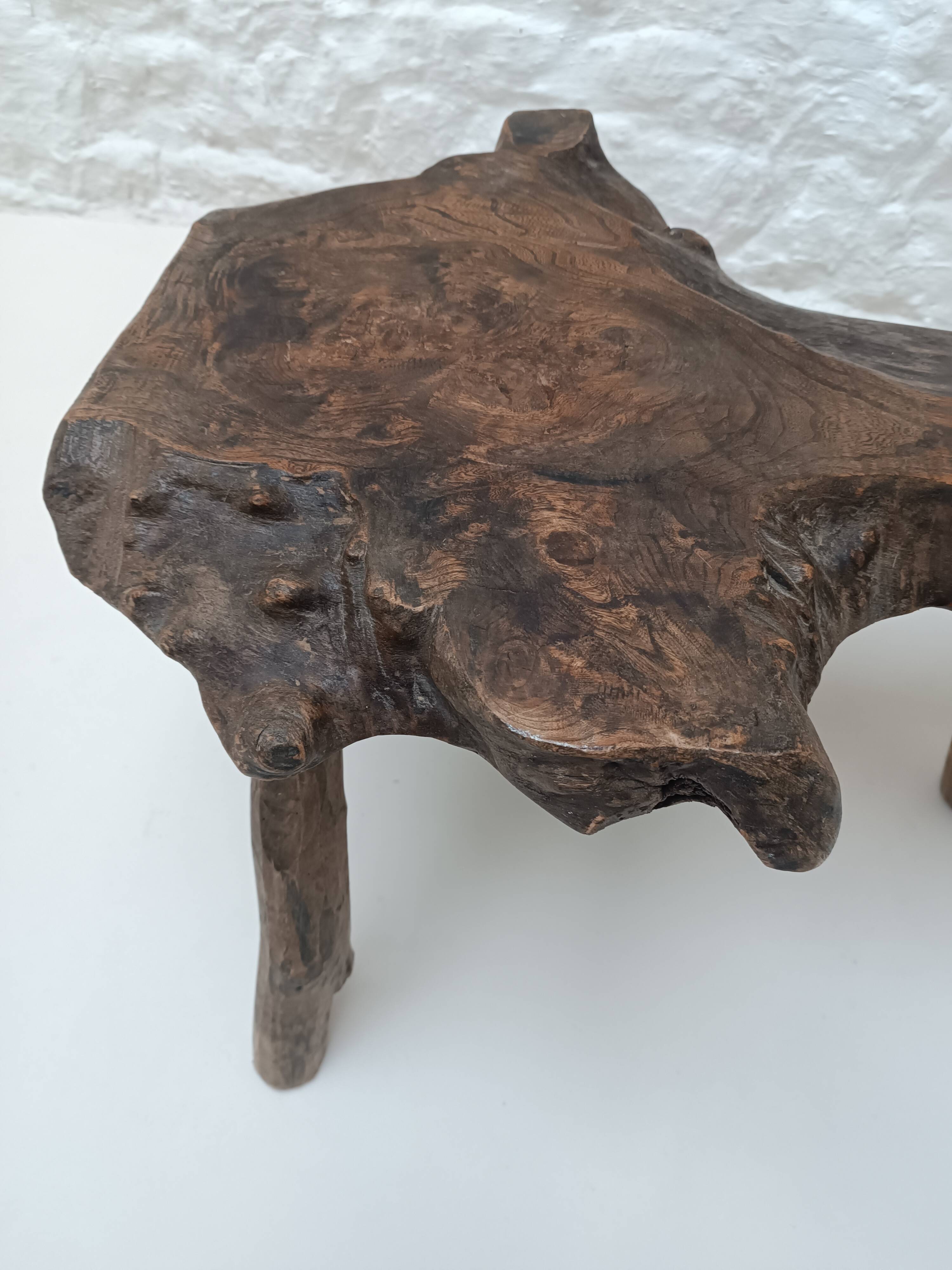 Table basse brutaliste " Tronc d'arbre " en bois brut années 70
