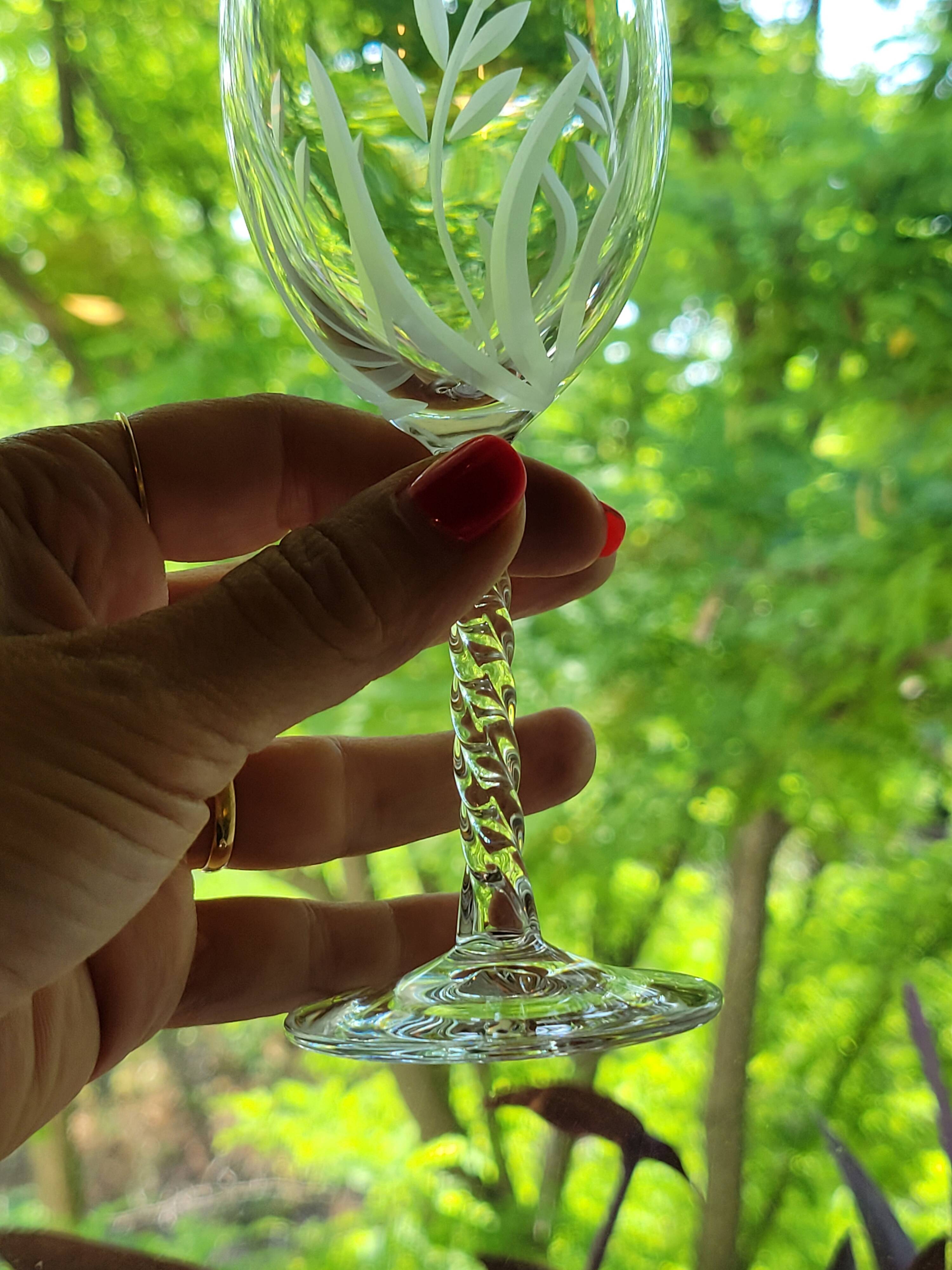 12 White Wine Glasses in Arques Crystal, Fleury Cut Flamépis Pattern