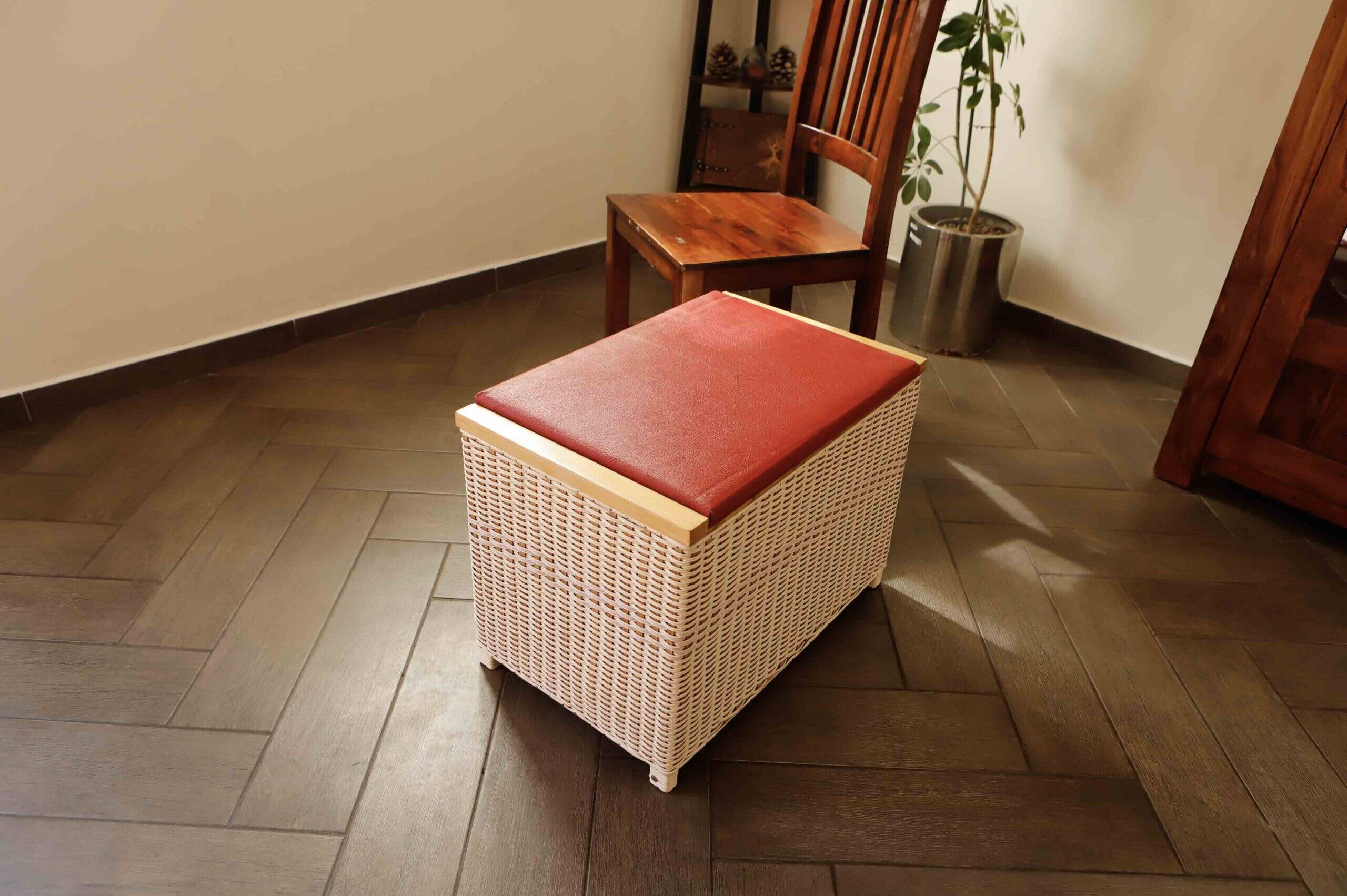Coffre rétro en rotin servant d'assise et de rangement