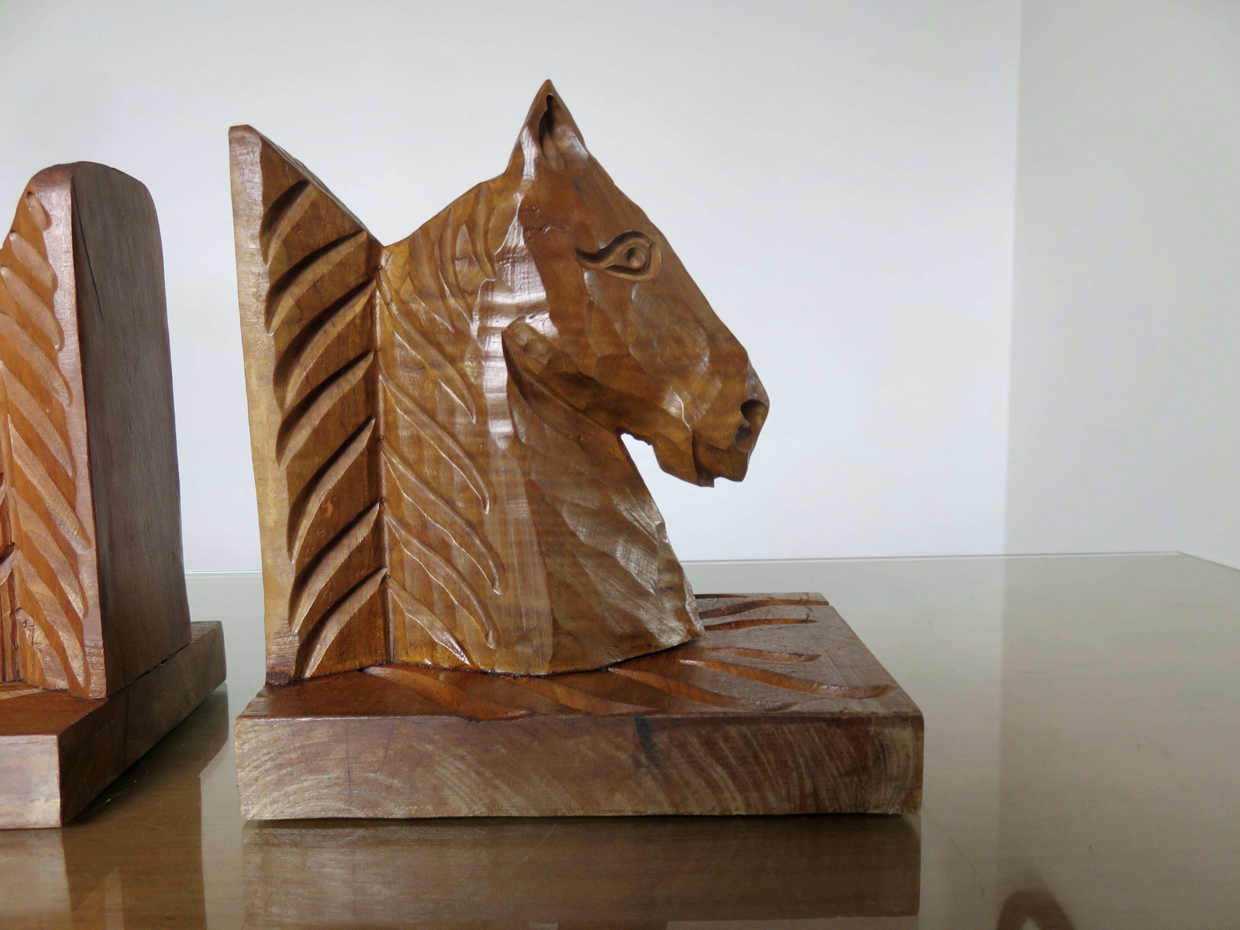 Paire de serre livres "chevaux" en bois de hêtre taillé à la gouge, 30-40