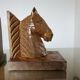 Paire de serre livres "chevaux" en bois de hêtre taillé à la gouge, 30-40
