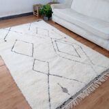 Handcrafted white Beni Ouraine rug, size 160 x 250 cm