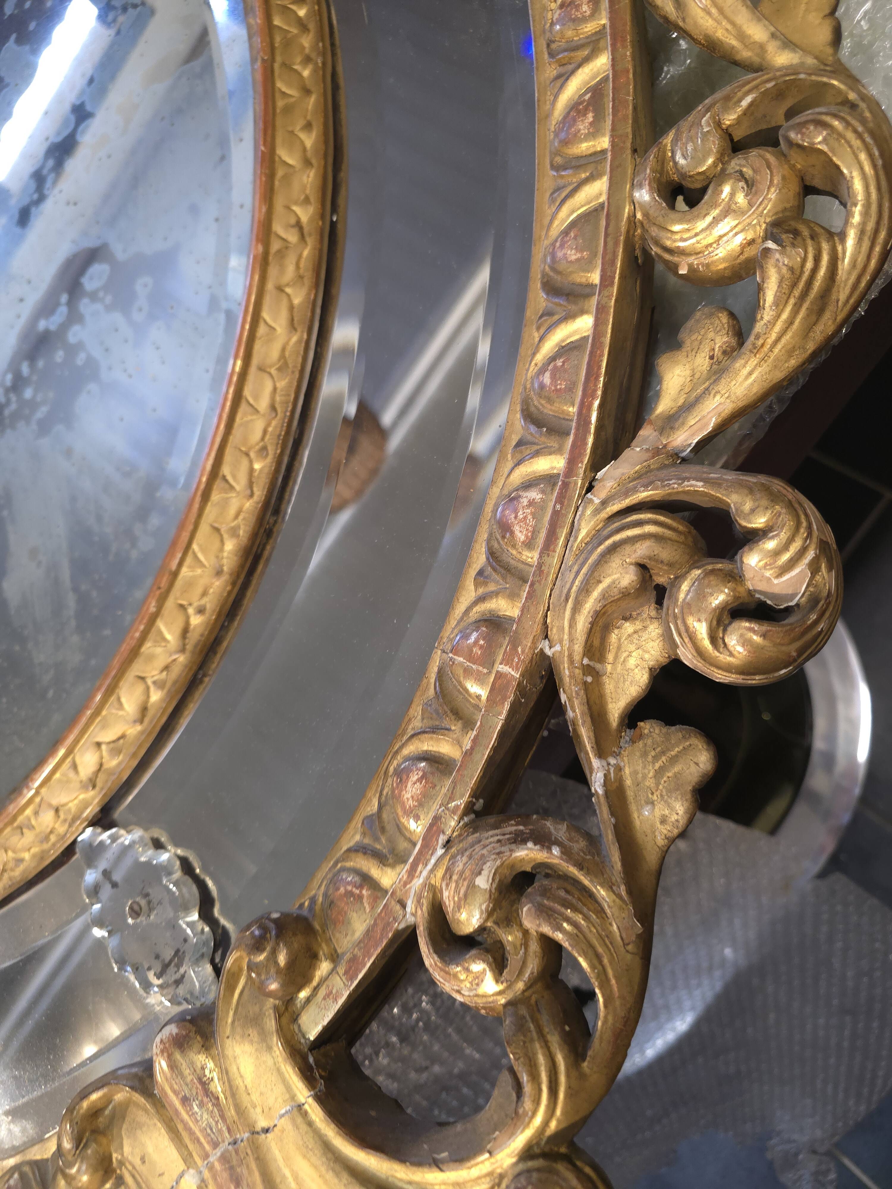 Oval mirror in gilded wood