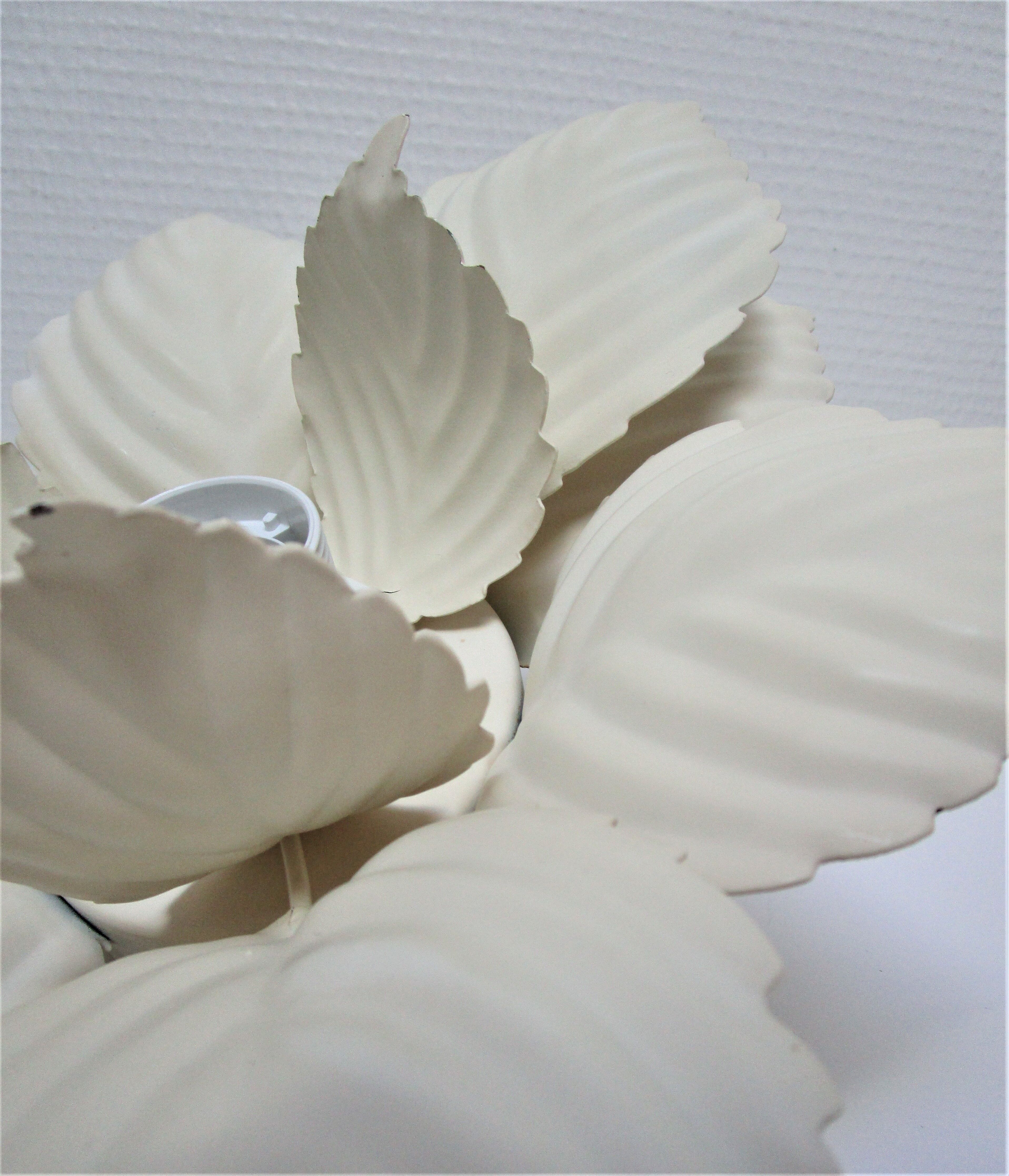 Masca flower sconce in metal white vintage cream