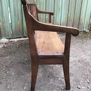 Duo de bancs anciens en chêne massif avec dossiers et accoudoirs.