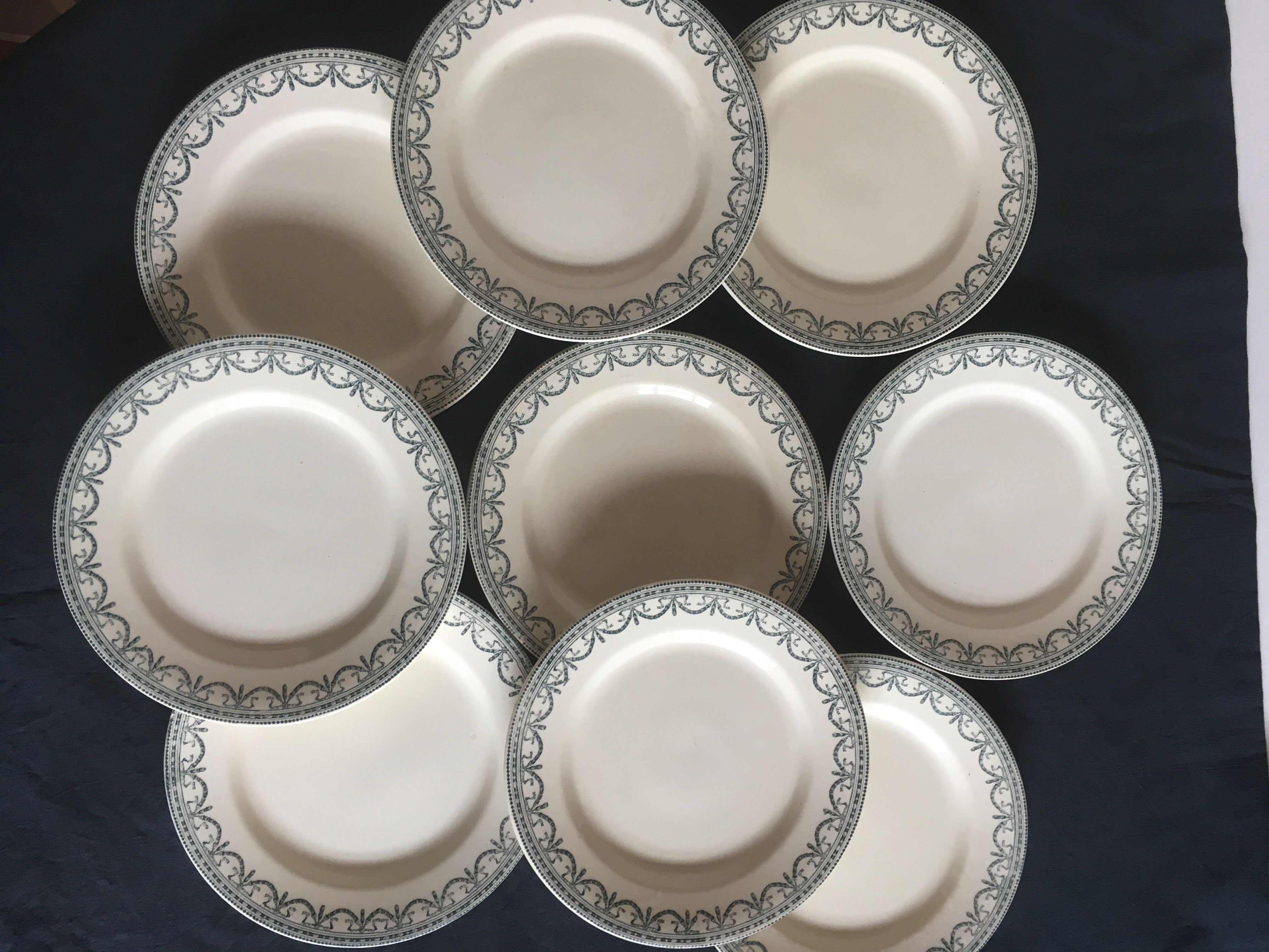 Set de 9 et 6 assiettes en faïence terre de fer de Salins début 20e décor gris vert