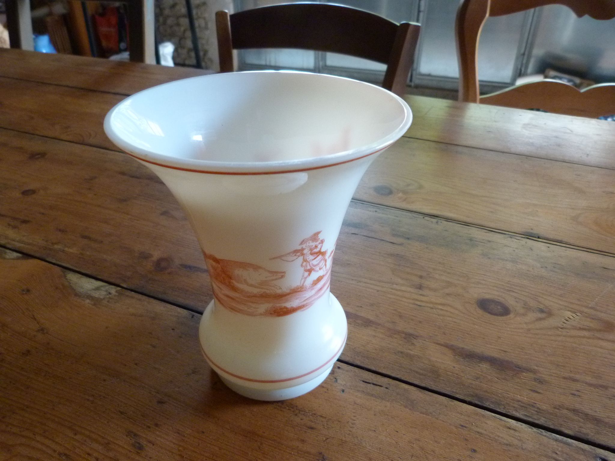 Vase en opaline motifs en grisaille rouge Chasse au Sanglier