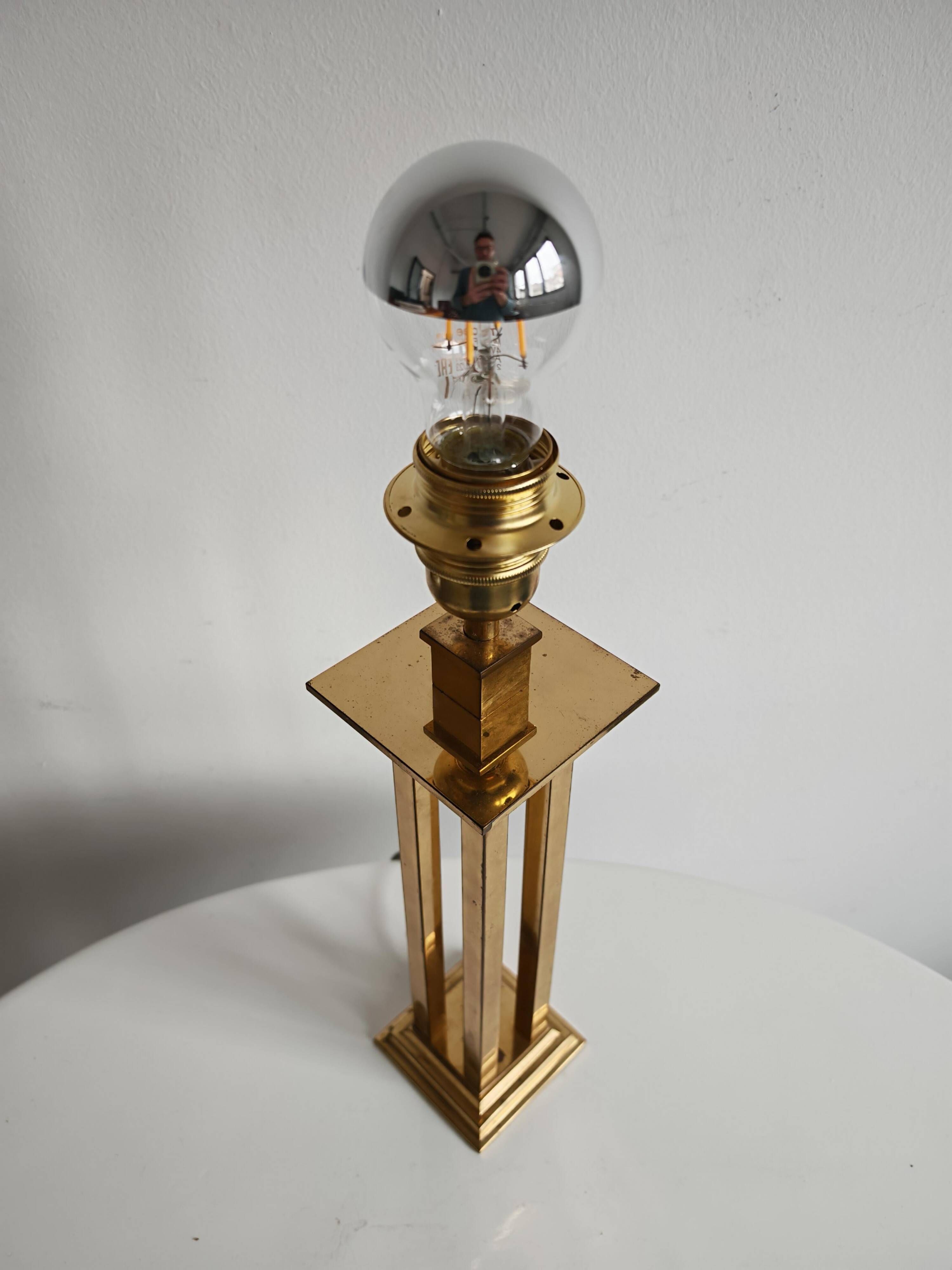 Hollywood Regency table lamp in gilded brass in the style of Willy Rizzo from the 1960s.