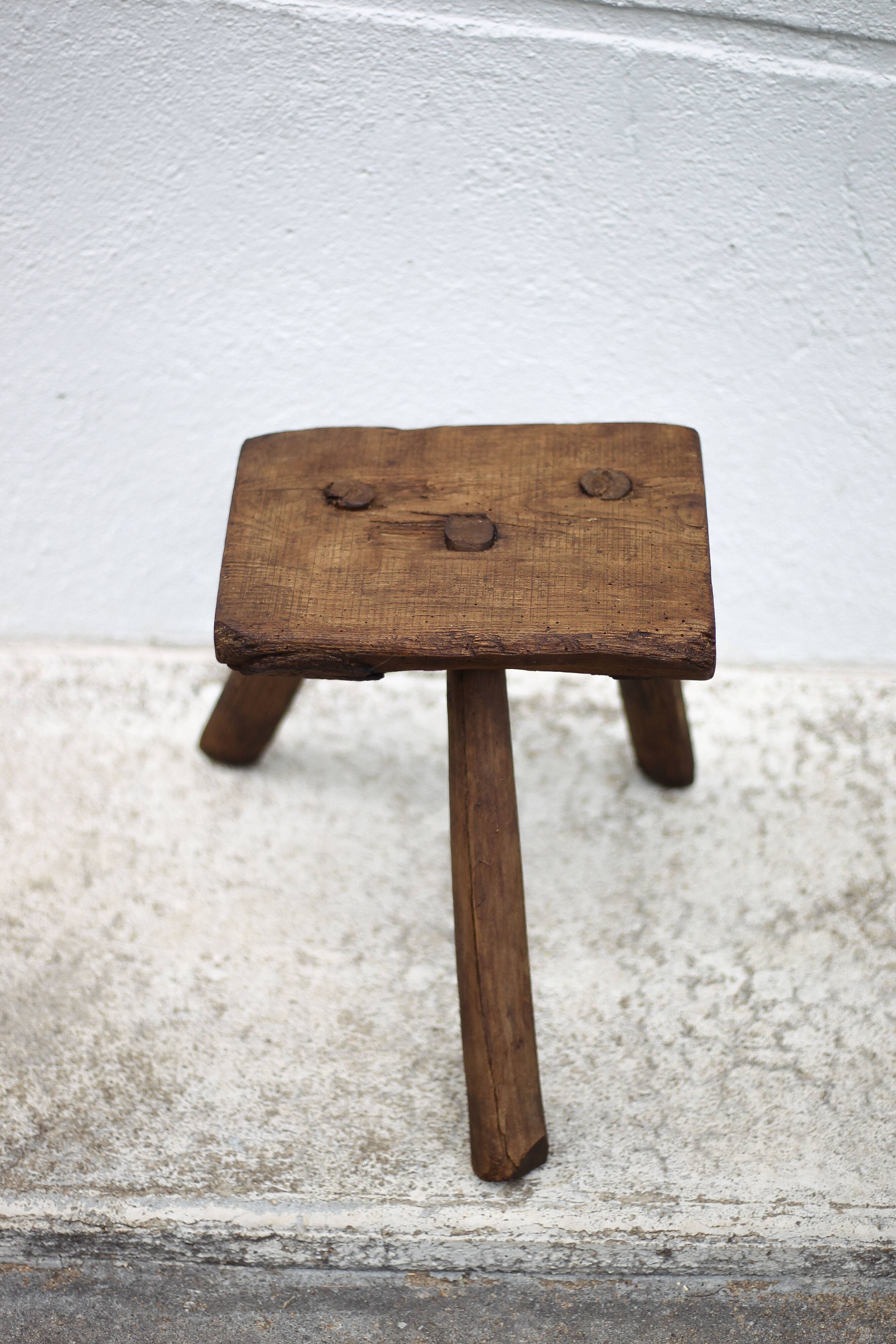 Tabouret bois tripode, tabouret de traite, porte-plante bois