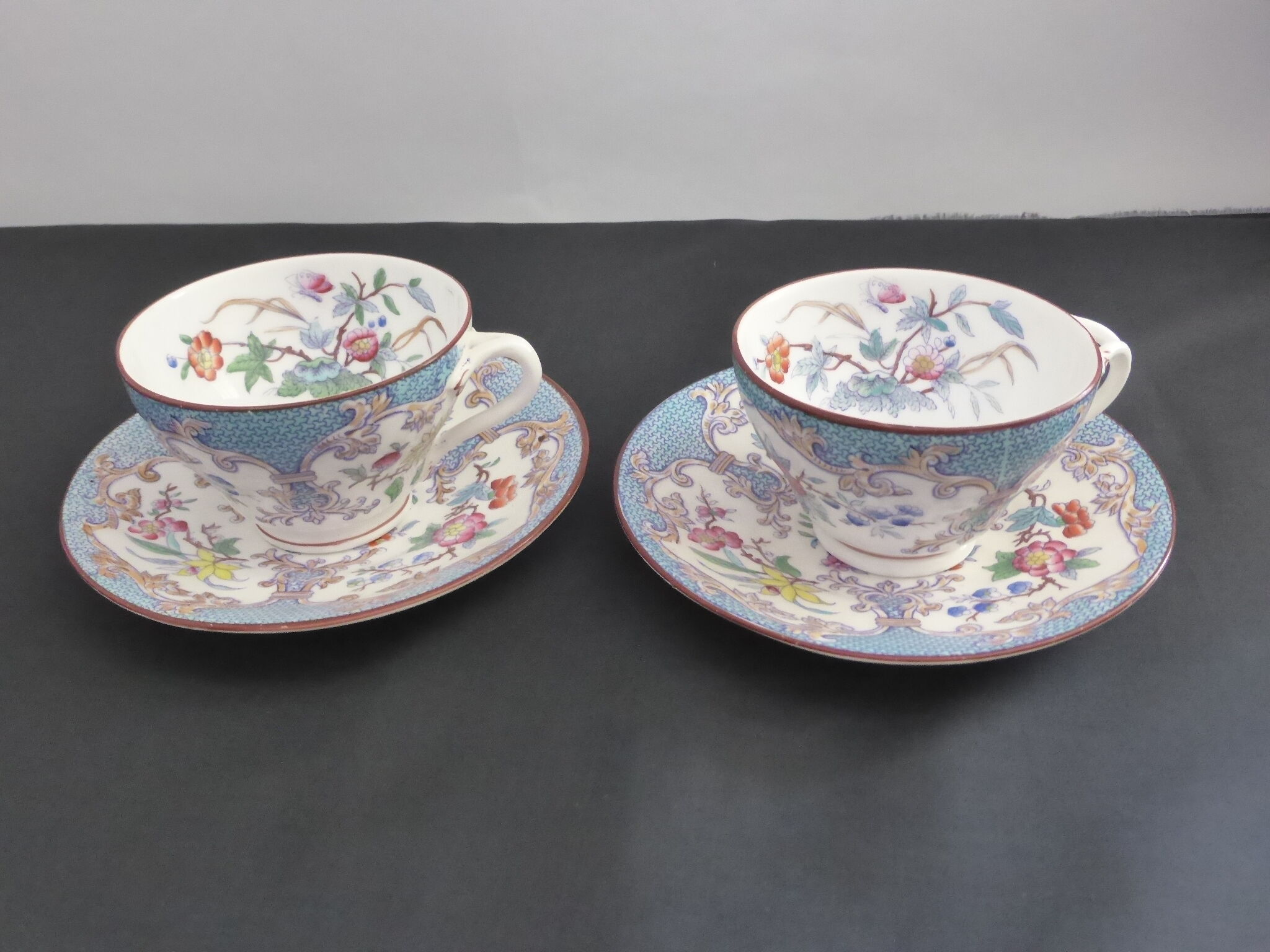 Paire de tasses à café en porcelaine de Rörstrand à décor floral japonisant