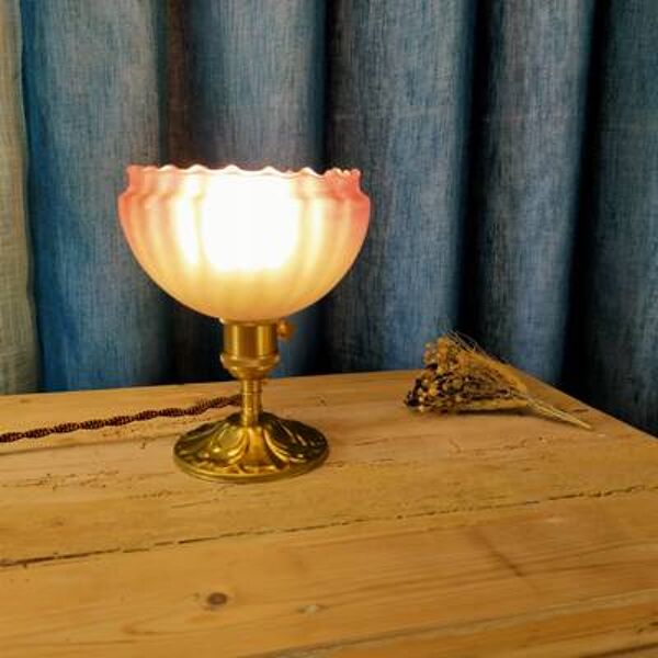Lampe à poser abat-jour rose dentelé