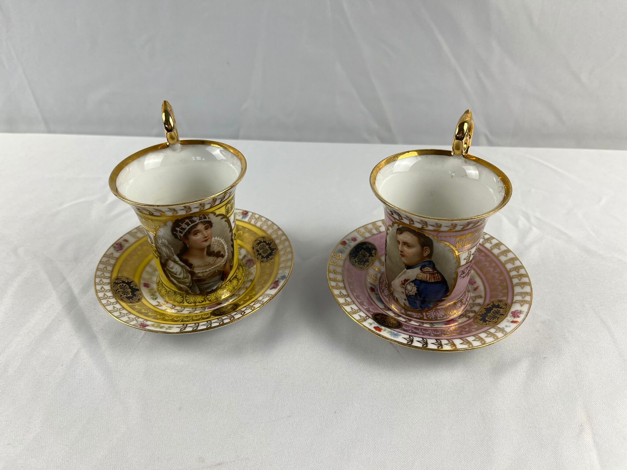 Tasses à café Napoléon en porcelaine début XXème
