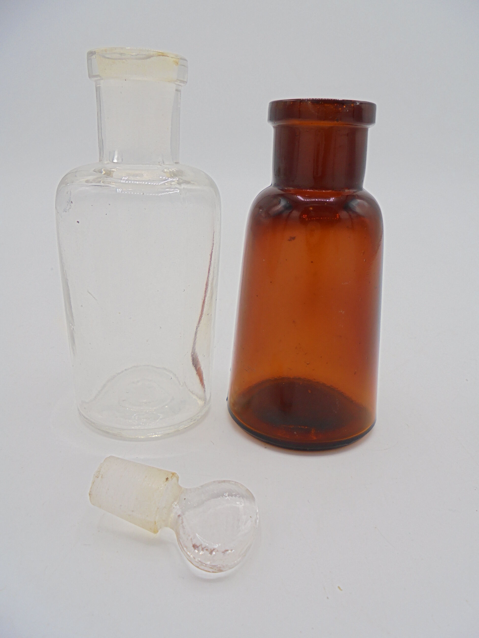Lot de 4 anciens flacons pharmaceutiques