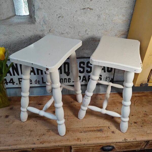 Lot de deux tabourets en bois laqués blanc