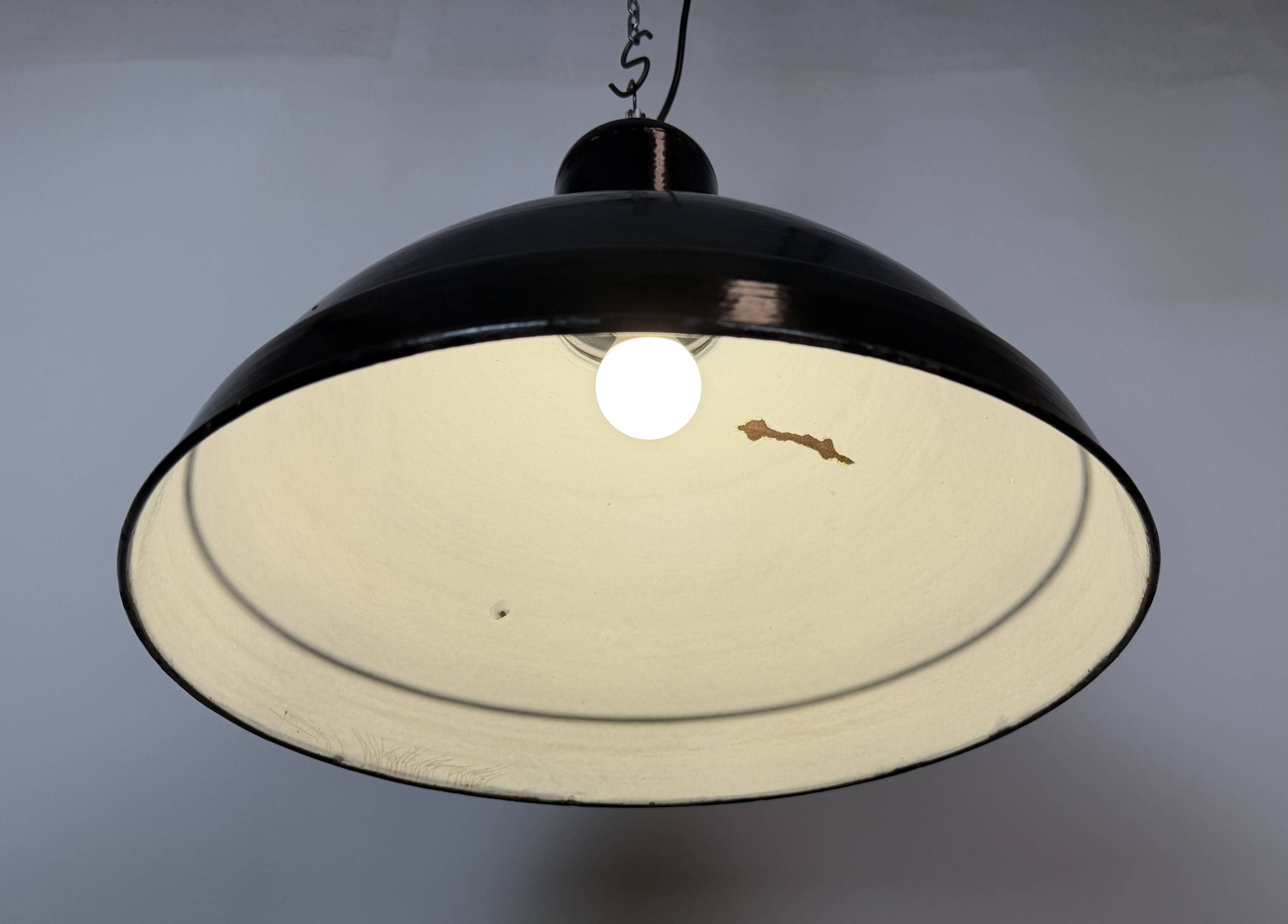 Suspension d'usine en émail noir industriel, années 1950